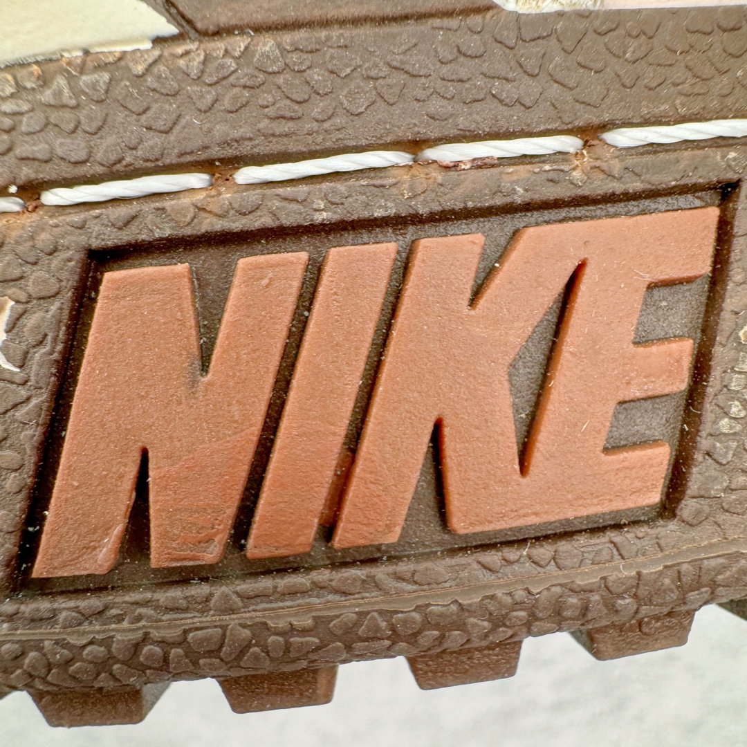 图片[19]-＃HK纯原 Union x NK Field General 82 SP 低帮复古联名篮球鞋 UN联名米棕 FQ9003-200 鞋身整体采用编织网眼为底 框架部分的麂皮材质营造出丰富的层次感 配色方面以深棕色为底色 搭配奶油色框架设计 Swoosh部分则以白色点缀 复古氛围拉满 Union标志性的UN/LA标签以及车线细节均得以保留 鞋舌部分也采用解构设计 并带有UNION字样 鞋身侧后方均带有粉色3M反光条设计 Swoosh采用镂空样式呈现 并带有稳定支持装置 鞋底则采用自带氧化效果的米白色Waffle外底呈现 进一步呼应复古氛围 侧面分别带有Union以及NK字样 尺码：36 36.5 37.5 38 38.5 39 40 40.5 41 42 42.5 43 44 45-选品中心