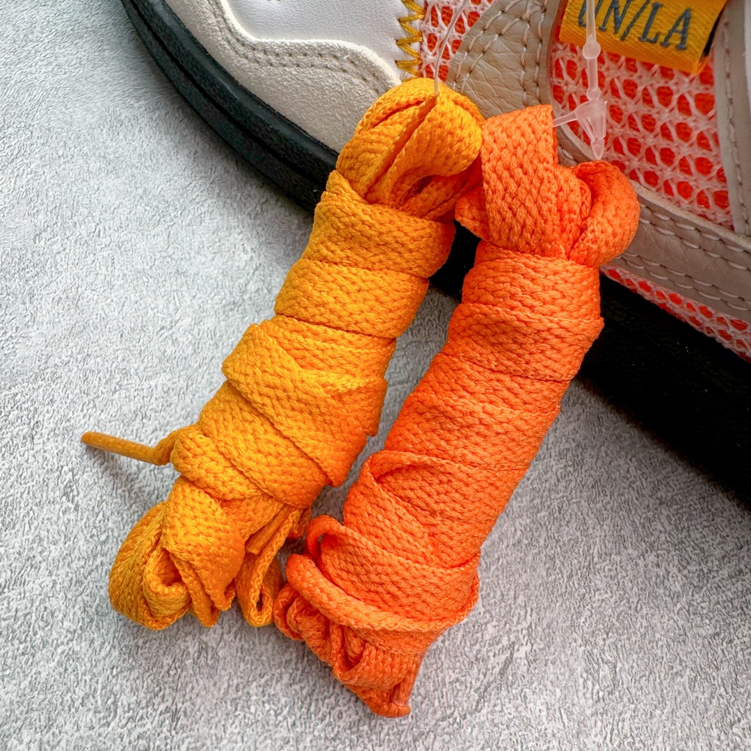 图片[13]-＃HK纯原 Union x NK Field General 82 SP 低帮复古联名篮球鞋 UN联名白橙 FQ9003-100 鞋身整体采用编织网眼为底 框架部分的麂皮材质营造出丰富的层次感 配色方面以深棕色为底色 搭配奶油色框架设计 Swoosh部分则以白色点缀 复古氛围拉满 Union标志性的UN/LA标签以及车线细节均得以保留 鞋舌部分也采用解构设计 并带有UNION字样 鞋身侧后方均带有粉色3M反光条设计 Swoosh采用镂空样式呈现 并带有稳定支持装置 鞋底则采用自带氧化效果的米白色Waffle外底呈现 进一步呼应复古氛围 侧面分别带有Union以及NK字样 尺码：36 36.5 37.5 38 38.5 39 40 40.5 41 42 42.5 43 44 45-选品中心