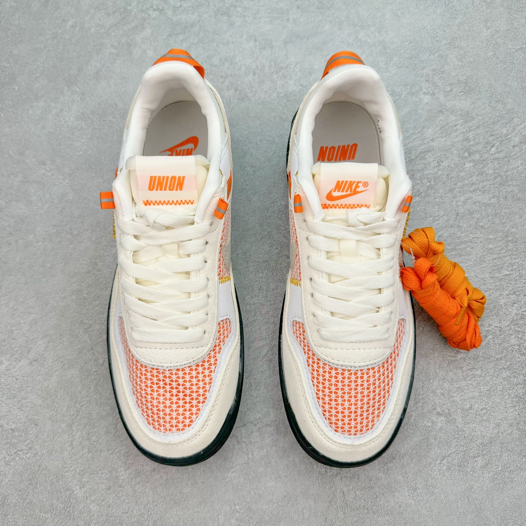 图片[2]-＃HK纯原 Union x NK Field General 82 SP 低帮复古联名篮球鞋 UN联名白橙 FQ9003-100 鞋身整体采用编织网眼为底 框架部分的麂皮材质营造出丰富的层次感 配色方面以深棕色为底色 搭配奶油色框架设计 Swoosh部分则以白色点缀 复古氛围拉满 Union标志性的UN/LA标签以及车线细节均得以保留 鞋舌部分也采用解构设计 并带有UNION字样 鞋身侧后方均带有粉色3M反光条设计 Swoosh采用镂空样式呈现 并带有稳定支持装置 鞋底则采用自带氧化效果的米白色Waffle外底呈现 进一步呼应复古氛围 侧面分别带有Union以及NK字样 尺码：36 36.5 37.5 38 38.5 39 40 40.5 41 42 42.5 43 44 45-选品中心