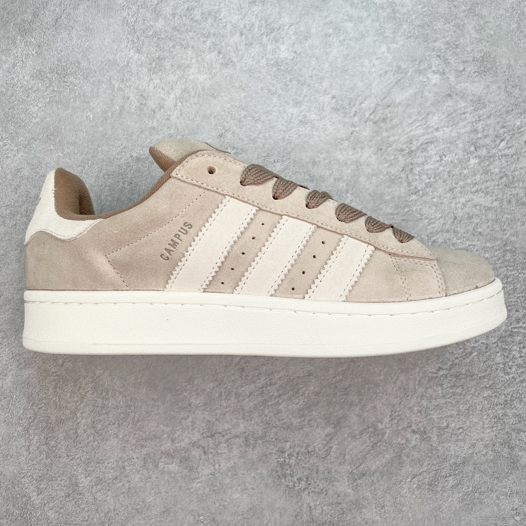 AD Originals Campus 00s 学院系列面包风经典复古低帮百搭休闲运动板鞋 IG5995 这次 Originals 选择了以经典复古鞋型 Campus 为蓝本打造全新面包鞋 这款鞋型联名不断 冠希当年对它更是钟爱有加 论牌面丝毫不输贝壳头、Forum 等大热鞋型 这次 Campus 一改 80 年代的瘦长造型 鞋舌、鞋身、鞋底甚至细节都变大了 营造出千禧年前后流行的面包鞋宽大廓形 因此鞋名改为 Campus 00s 鞋身采用绒面皮料搭配白色常规皮革 质感上还是延续了经典 Campus 的设计 鞋舌填充更加饱满 让鞋款整体看起来更加圆润 搭配上这款浅蓝配色 「蓝胖子」造型真的很可爱 鞋舌还加入了与以往 Campus 不同的全新三叶草 Logo 令造型更具千禧气息 鞋带也采用了加宽的设计 如果你不喜欢 这次还附送了传统鞋带可以替换 鞋底采用了米黄做旧设计 凸显鞋款的复古年代感 除了清新可人的浅蓝配色 还有一款酷灰配色 造型更加硬朗复古 而且相比浅蓝配色更加耐脏 尺码：36 36⅔ 37⅓ 38 38⅔ 39⅓ 40 40⅔ 41⅓ 42 42⅔ 43⅓ 44 45-选品中心