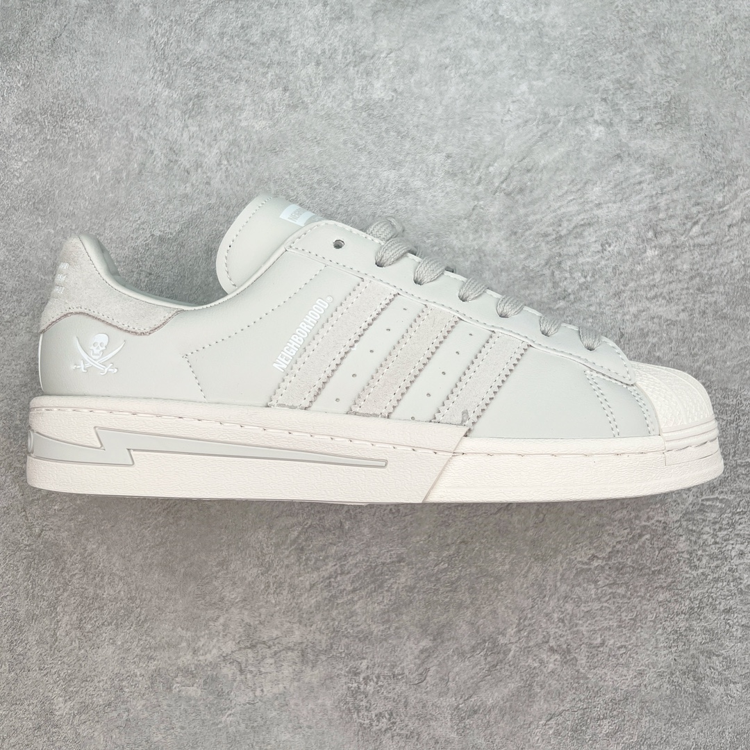 AD Originals Superstar 经典复古贝壳头板鞋 IE6116 诞生于1969年 是第一双将全皮面鞋 身与橡胶鞋头结合在一起的低帮篮球鞋 Superstar最开始 是作为高帮篮球鞋Pro Model的低帮版本而出现的 但因为其独特和醒目的橡胶鞋头造型而让大家熟知 被大家形象地称为\\\”shelltoe\\\”贝壳头 在70年代的美国职业篮球场上 接近3/4的NBA球员都将这双Superstar作为场上用鞋 80年代之后 经过不断的改良和发展 Superstar逐渐成为横跨时装、音乐、街头文化、休闲和运动等各大领域的时尚潮鞋 尺码：36 36.5 37 38 38.5 39 40 40.5 41 42 42.5 43 44 44.5 45-选品中心