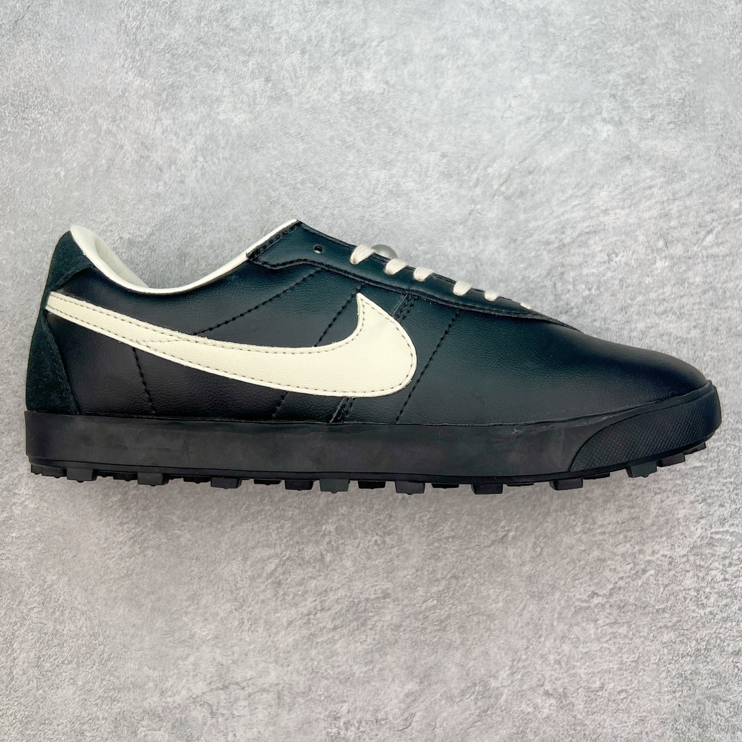 Bode x NK Astro Grabber SP\\\”Black Coconut Milk\\\”宇宙掠夺者系列低帮复古经典休闲运动鞋FJ9821-001 复刻经典球鞋Astro Grabber，与美国男装品牌Bode联名合作，推出两款配色。鞋型符合当下流行趋势，彰显复古身份。复刻一定是球鞋圈绕不开的话题，最近几年 Nike 带回了不少经典球鞋，让不少老玩家欣喜。最近 Nike 挖掘自家档案库，让 1974 年首次发布的 Nike Astro Grabber 重回玩家视野，并且上来就是联名合作。这次合作是同美国新锐品牌 Bode 的联名，这个男装品牌凭借创造性的使用蕾丝桌布等日常材料而闻名。双方带来两款配色，先来看第一双米色款，鞋面由独特编织纹理覆盖，鞋带点缀有小配饰，整体营造出的氛围感十分清新。鞋型方面符合当下流行趋势，超薄中底与扁平鞋面彰显其复古身份。另一双更有复古味道，全黑色皮革鞋面好打理，同时有一种老鞋的感觉，与 1974 的 Nike Astro Grabber 极为相似。尺码：36 36.5 37.5 38 38.5 39 40 40.5 41 42 42.5 43 44 44.5 45 46-选品中心