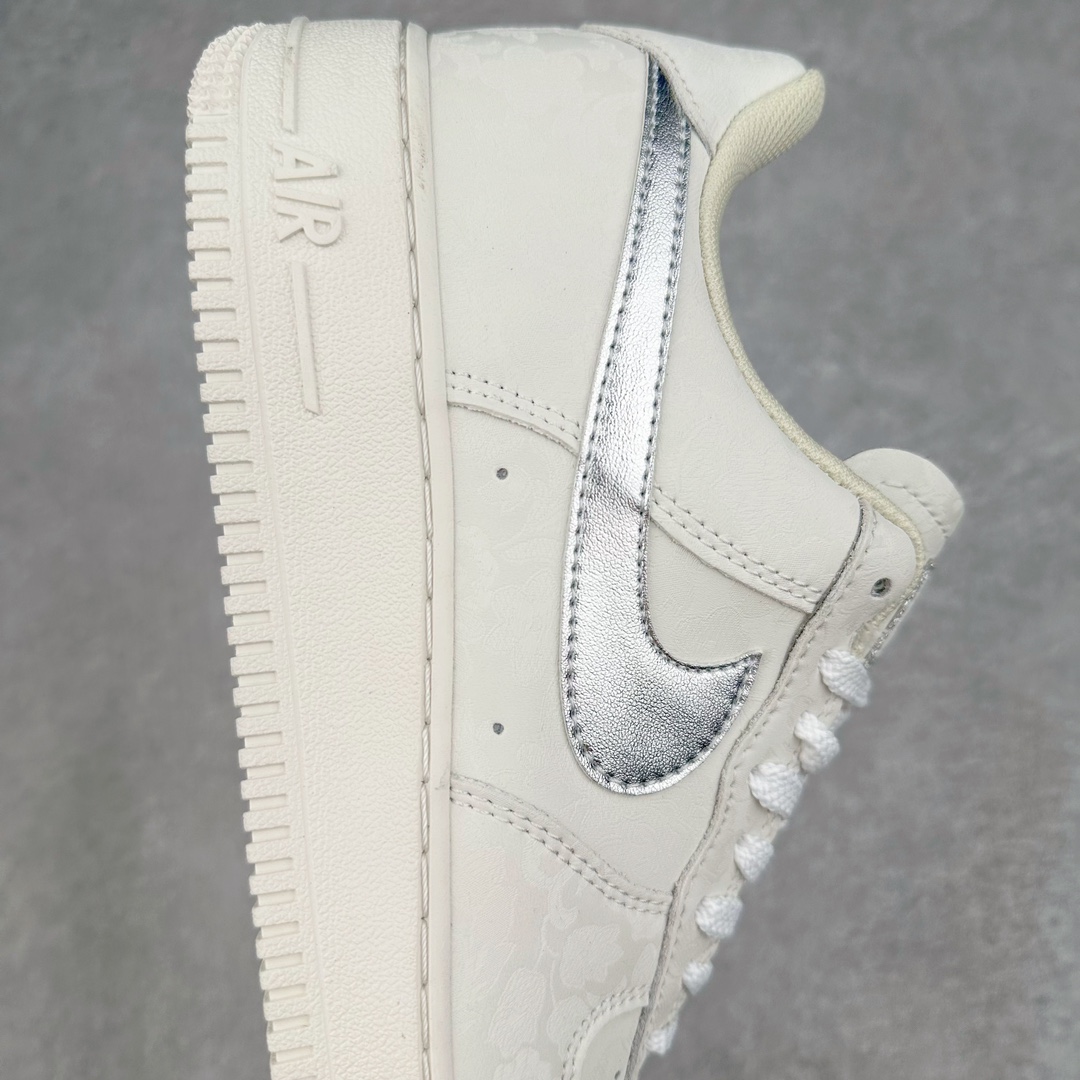 图片[6]-NK Air Force 1´07 Low 空军一号低帮百搭休闲运动板鞋 AF2406-110 柔软、弹性十足的缓震性能和出色的中底设计 横跨复古与现代的外型结合 造就出风靡全球 三十多年的Force 1 直到今天还深受青睐 尺码：36 36.5 37.5 38 38.5 39 40 40.5 41 42 42.5 43 44 44.5 45-选品中心