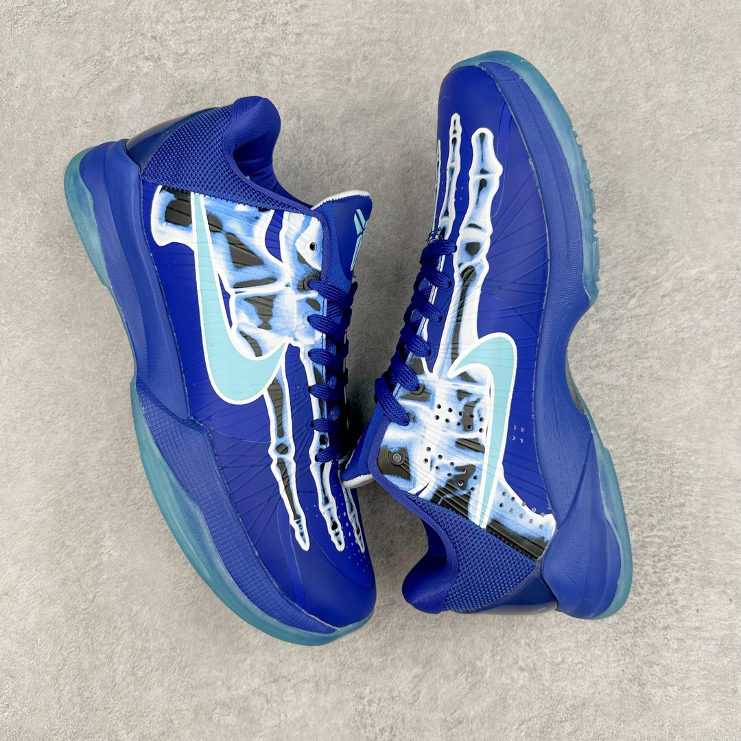 图片[3]-NK Zoom Kobe 5 Protro 科比五代实战篮球鞋 HJ4303-400 Eric Avar 这一次在设计中将轻盈发挥到了极致 鞋面采用了更加轻盈、更加强韧的创新的Flywire 2.0技术 球鞋重量更加轻质 重量仅为10.6盎司 内靴设计也使得穿着更加舒适 中底的配置则依日是可靠的zoom气垫和碳板的搭配 外底有个小细节令人十分喜欢 将纹路做成了心电图状 寓意科比对于篮球的喜爱 尺码：40 40.5 41 42 42.5 43 44 44.5 45 46-选品中心