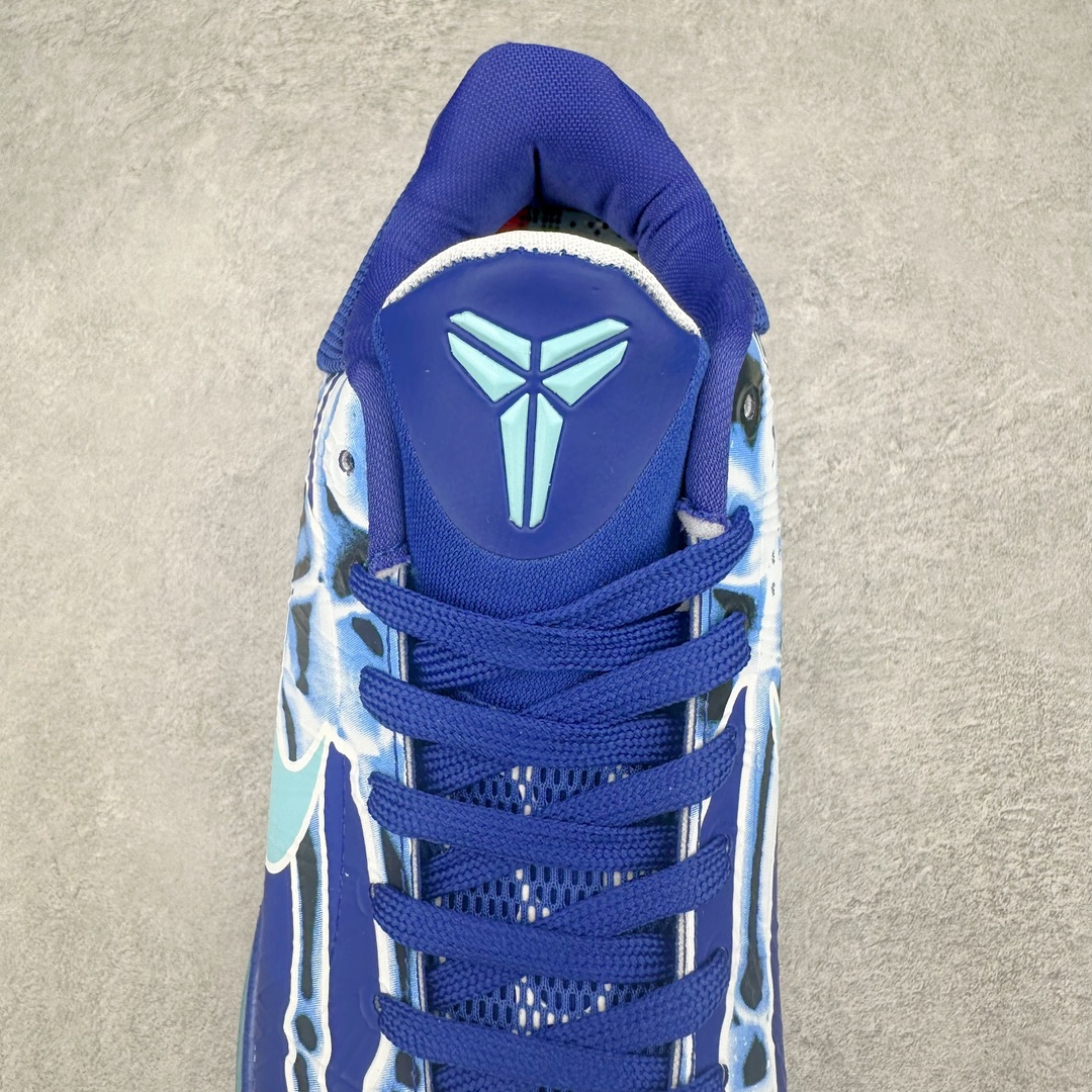 图片[5]-NK Zoom Kobe 5 Protro 科比五代实战篮球鞋 HJ4303-400 Eric Avar 这一次在设计中将轻盈发挥到了极致 鞋面采用了更加轻盈、更加强韧的创新的Flywire 2.0技术 球鞋重量更加轻质 重量仅为10.6盎司 内靴设计也使得穿着更加舒适 中底的配置则依日是可靠的zoom气垫和碳板的搭配 外底有个小细节令人十分喜欢 将纹路做成了心电图状 寓意科比对于篮球的喜爱 尺码：40 40.5 41 42 42.5 43 44 44.5 45 46-选品中心