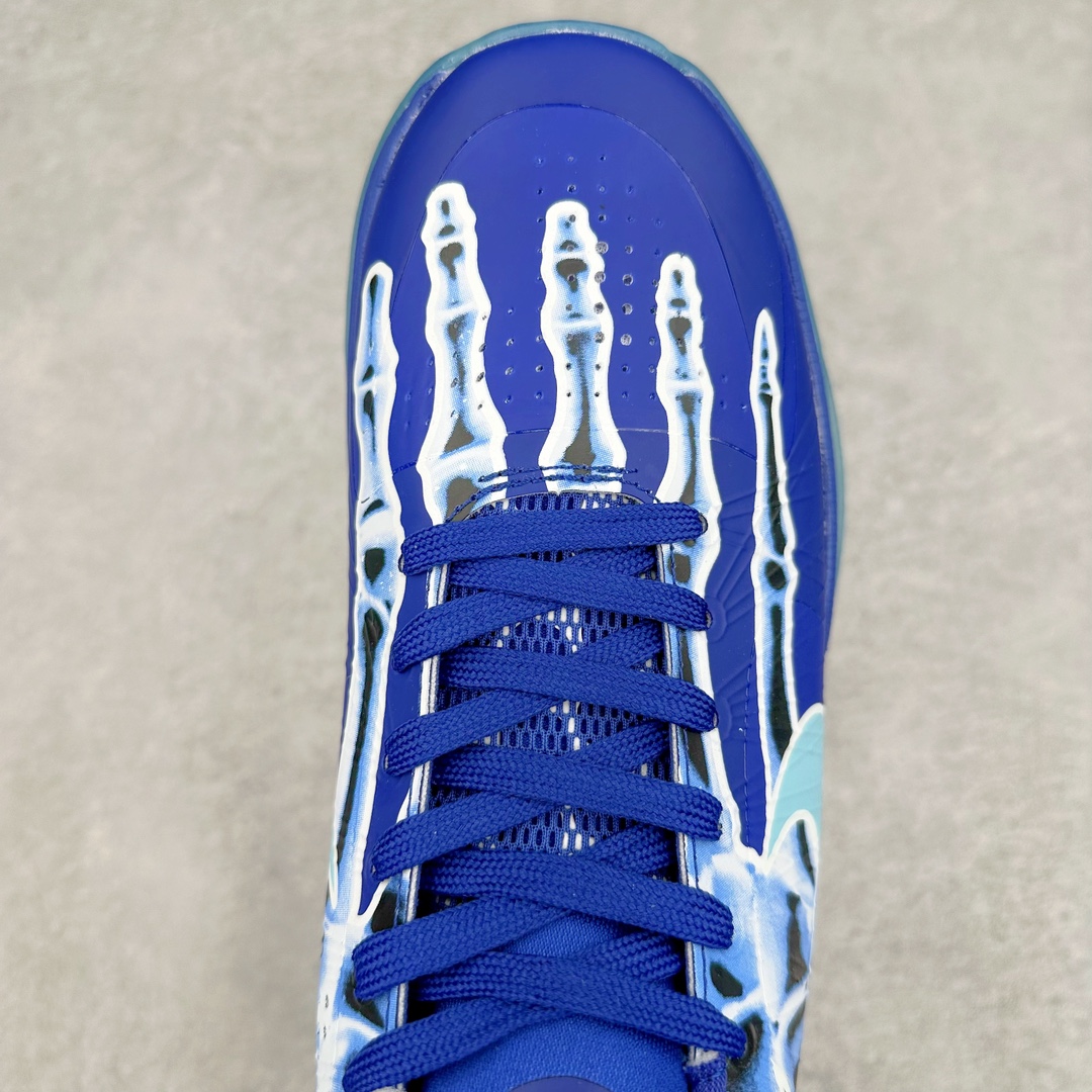 图片[4]-NK Zoom Kobe 5 Protro 科比五代实战篮球鞋 HJ4303-400 Eric Avar 这一次在设计中将轻盈发挥到了极致 鞋面采用了更加轻盈、更加强韧的创新的Flywire 2.0技术 球鞋重量更加轻质 重量仅为10.6盎司 内靴设计也使得穿着更加舒适 中底的配置则依日是可靠的zoom气垫和碳板的搭配 外底有个小细节令人十分喜欢 将纹路做成了心电图状 寓意科比对于篮球的喜爱 尺码：40 40.5 41 42 42.5 43 44 44.5 45 46-选品中心