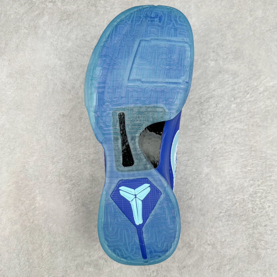 图片[9]-NK Zoom Kobe 5 Protro 科比五代实战篮球鞋 HJ4303-400 Eric Avar 这一次在设计中将轻盈发挥到了极致 鞋面采用了更加轻盈、更加强韧的创新的Flywire 2.0技术 球鞋重量更加轻质 重量仅为10.6盎司 内靴设计也使得穿着更加舒适 中底的配置则依日是可靠的zoom气垫和碳板的搭配 外底有个小细节令人十分喜欢 将纹路做成了心电图状 寓意科比对于篮球的喜爱 尺码：40 40.5 41 42 42.5 43 44 44.5 45 46-选品中心