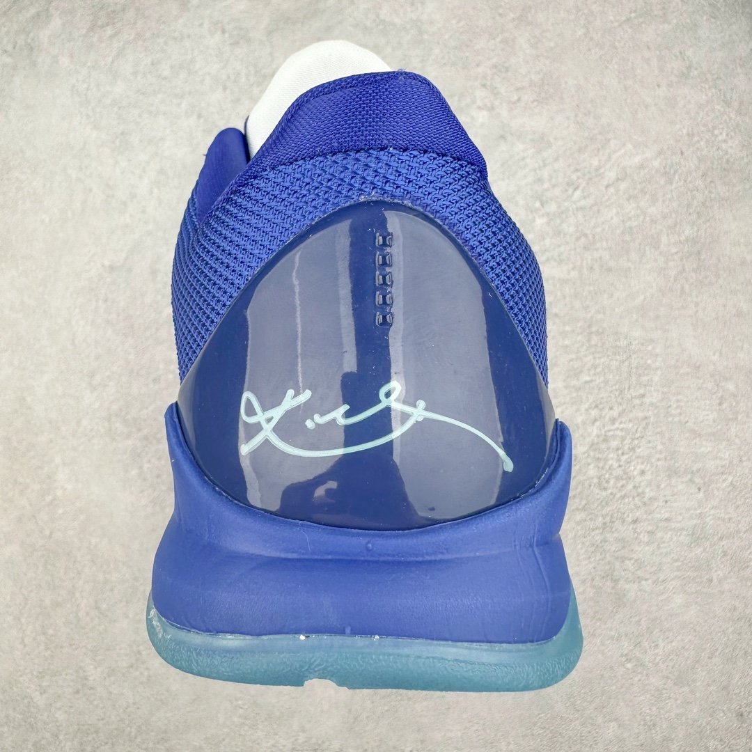 图片[8]-NK Zoom Kobe 5 Protro 科比五代实战篮球鞋 HJ4303-400 Eric Avar 这一次在设计中将轻盈发挥到了极致 鞋面采用了更加轻盈、更加强韧的创新的Flywire 2.0技术 球鞋重量更加轻质 重量仅为10.6盎司 内靴设计也使得穿着更加舒适 中底的配置则依日是可靠的zoom气垫和碳板的搭配 外底有个小细节令人十分喜欢 将纹路做成了心电图状 寓意科比对于篮球的喜爱 尺码：40 40.5 41 42 42.5 43 44 44.5 45 46-选品中心