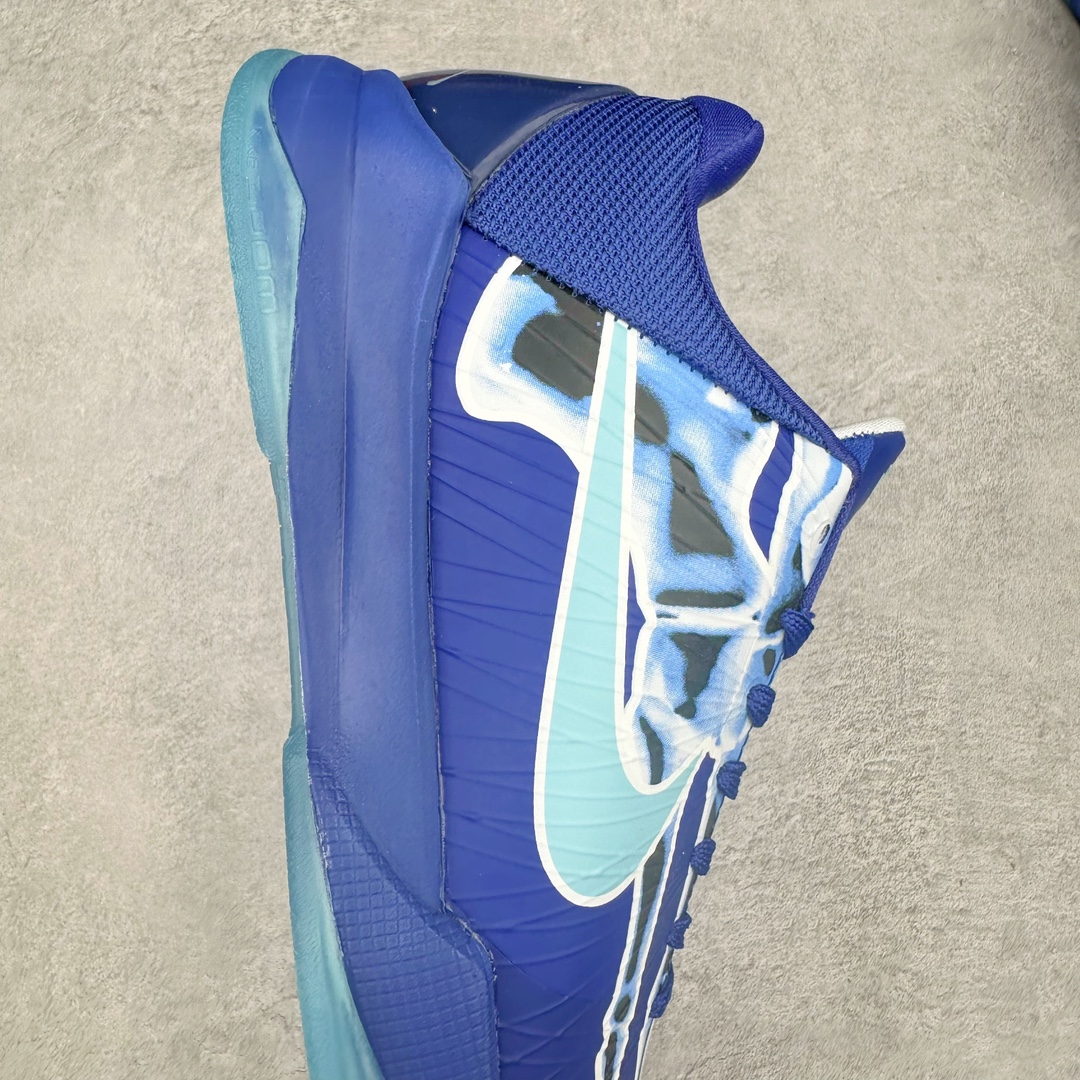 图片[6]-NK Zoom Kobe 5 Protro 科比五代实战篮球鞋 HJ4303-400 Eric Avar 这一次在设计中将轻盈发挥到了极致 鞋面采用了更加轻盈、更加强韧的创新的Flywire 2.0技术 球鞋重量更加轻质 重量仅为10.6盎司 内靴设计也使得穿着更加舒适 中底的配置则依日是可靠的zoom气垫和碳板的搭配 外底有个小细节令人十分喜欢 将纹路做成了心电图状 寓意科比对于篮球的喜爱 尺码：40 40.5 41 42 42.5 43 44 44.5 45 46-选品中心