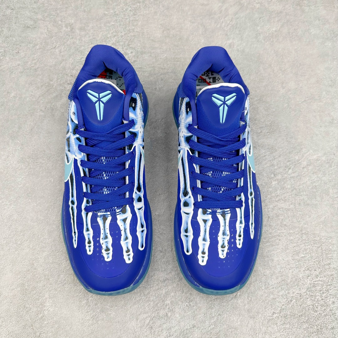 图片[2]-NK Zoom Kobe 5 Protro 科比五代实战篮球鞋 HJ4303-400 Eric Avar 这一次在设计中将轻盈发挥到了极致 鞋面采用了更加轻盈、更加强韧的创新的Flywire 2.0技术 球鞋重量更加轻质 重量仅为10.6盎司 内靴设计也使得穿着更加舒适 中底的配置则依日是可靠的zoom气垫和碳板的搭配 外底有个小细节令人十分喜欢 将纹路做成了心电图状 寓意科比对于篮球的喜爱 尺码：40 40.5 41 42 42.5 43 44 44.5 45 46-选品中心