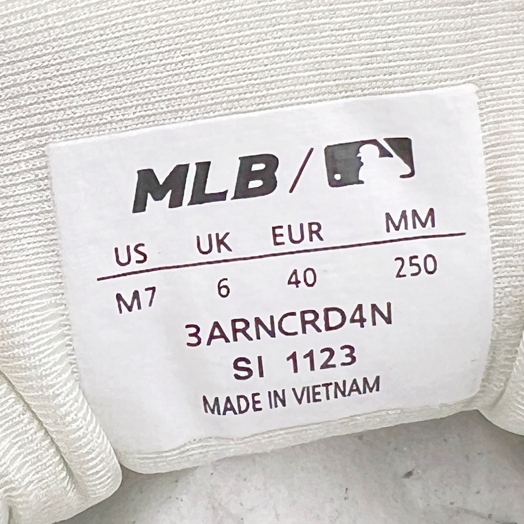 图片[11]-＃PB过验版 MLB Chunky Runner 2024S 复古印花老爹鞋系列低帮轻量增高厚底百搭休闲运动慢跑鞋 Korea韩国联名NY美国榄球纽约洋基队限定 目前可过轻松秒过各类鉴定 能操作的私聊 韩国代购专供 左脚内置NFC感应 区别市面贴纸假芯片 MLB专用菱形双针中底布 重点细节中底布带注胶孔 原厂NFC感应吊牌 支持鉴定 一个两位数 原盒原标 全套原楦原纸板原厂数据开发 中韩文保养标贴 绿色防霉片 平台代购专供 独家一比一RB+MD组合大底 高频后跟小人Logo精准对位立体饱满 正确网布加超迁鞋面 转印中底走线紧密 转印Logo工艺表层防刮不掉色 尺码：35 36 36.5 37.5 38 38.5 39 40 40.5 41 42 42.5 43 44 44.5 45-选品中心