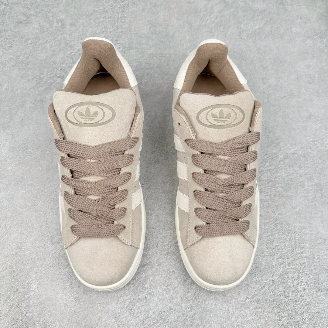 图片[2]-AD Originals Campus 00s 学院系列面包风经典复古低帮百搭休闲运动板鞋 IG5995 这次 Originals 选择了以经典复古鞋型 Campus 为蓝本打造全新面包鞋 这款鞋型联名不断 冠希当年对它更是钟爱有加 论牌面丝毫不输贝壳头、Forum 等大热鞋型 这次 Campus 一改 80 年代的瘦长造型 鞋舌、鞋身、鞋底甚至细节都变大了 营造出千禧年前后流行的面包鞋宽大廓形 因此鞋名改为 Campus 00s 鞋身采用绒面皮料搭配白色常规皮革 质感上还是延续了经典 Campus 的设计 鞋舌填充更加饱满 让鞋款整体看起来更加圆润 搭配上这款浅蓝配色 「蓝胖子」造型真的很可爱 鞋舌还加入了与以往 Campus 不同的全新三叶草 Logo 令造型更具千禧气息 鞋带也采用了加宽的设计 如果你不喜欢 这次还附送了传统鞋带可以替换 鞋底采用了米黄做旧设计 凸显鞋款的复古年代感 除了清新可人的浅蓝配色 还有一款酷灰配色 造型更加硬朗复古 而且相比浅蓝配色更加耐脏 尺码：36 36⅔ 37⅓ 38 38⅔ 39⅓ 40 40⅔ 41⅓ 42 42⅔ 43⅓ 44 45-选品中心