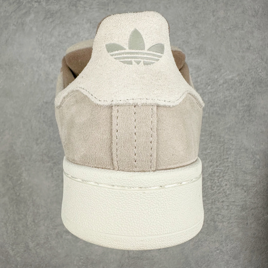 图片[8]-AD Originals Campus 00s 学院系列面包风经典复古低帮百搭休闲运动板鞋 IG5995 这次 Originals 选择了以经典复古鞋型 Campus 为蓝本打造全新面包鞋 这款鞋型联名不断 冠希当年对它更是钟爱有加 论牌面丝毫不输贝壳头、Forum 等大热鞋型 这次 Campus 一改 80 年代的瘦长造型 鞋舌、鞋身、鞋底甚至细节都变大了 营造出千禧年前后流行的面包鞋宽大廓形 因此鞋名改为 Campus 00s 鞋身采用绒面皮料搭配白色常规皮革 质感上还是延续了经典 Campus 的设计 鞋舌填充更加饱满 让鞋款整体看起来更加圆润 搭配上这款浅蓝配色 「蓝胖子」造型真的很可爱 鞋舌还加入了与以往 Campus 不同的全新三叶草 Logo 令造型更具千禧气息 鞋带也采用了加宽的设计 如果你不喜欢 这次还附送了传统鞋带可以替换 鞋底采用了米黄做旧设计 凸显鞋款的复古年代感 除了清新可人的浅蓝配色 还有一款酷灰配色 造型更加硬朗复古 而且相比浅蓝配色更加耐脏 尺码：36 36⅔ 37⅓ 38 38⅔ 39⅓ 40 40⅔ 41⅓ 42 42⅔ 43⅓ 44 45-选品中心