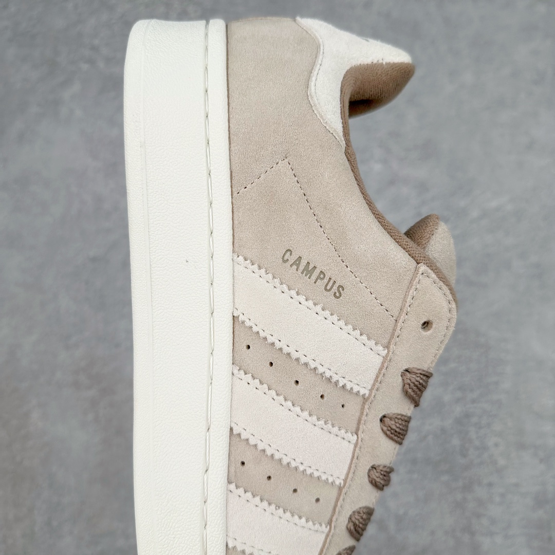 图片[6]-AD Originals Campus 00s 学院系列面包风经典复古低帮百搭休闲运动板鞋 IG5995 这次 Originals 选择了以经典复古鞋型 Campus 为蓝本打造全新面包鞋 这款鞋型联名不断 冠希当年对它更是钟爱有加 论牌面丝毫不输贝壳头、Forum 等大热鞋型 这次 Campus 一改 80 年代的瘦长造型 鞋舌、鞋身、鞋底甚至细节都变大了 营造出千禧年前后流行的面包鞋宽大廓形 因此鞋名改为 Campus 00s 鞋身采用绒面皮料搭配白色常规皮革 质感上还是延续了经典 Campus 的设计 鞋舌填充更加饱满 让鞋款整体看起来更加圆润 搭配上这款浅蓝配色 「蓝胖子」造型真的很可爱 鞋舌还加入了与以往 Campus 不同的全新三叶草 Logo 令造型更具千禧气息 鞋带也采用了加宽的设计 如果你不喜欢 这次还附送了传统鞋带可以替换 鞋底采用了米黄做旧设计 凸显鞋款的复古年代感 除了清新可人的浅蓝配色 还有一款酷灰配色 造型更加硬朗复古 而且相比浅蓝配色更加耐脏 尺码：36 36⅔ 37⅓ 38 38⅔ 39⅓ 40 40⅔ 41⅓ 42 42⅔ 43⅓ 44 45-选品中心