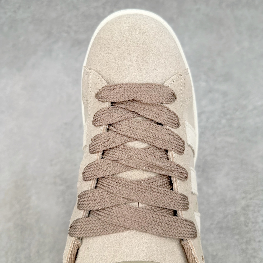 图片[4]-AD Originals Campus 00s 学院系列面包风经典复古低帮百搭休闲运动板鞋 IG5995 这次 Originals 选择了以经典复古鞋型 Campus 为蓝本打造全新面包鞋 这款鞋型联名不断 冠希当年对它更是钟爱有加 论牌面丝毫不输贝壳头、Forum 等大热鞋型 这次 Campus 一改 80 年代的瘦长造型 鞋舌、鞋身、鞋底甚至细节都变大了 营造出千禧年前后流行的面包鞋宽大廓形 因此鞋名改为 Campus 00s 鞋身采用绒面皮料搭配白色常规皮革 质感上还是延续了经典 Campus 的设计 鞋舌填充更加饱满 让鞋款整体看起来更加圆润 搭配上这款浅蓝配色 「蓝胖子」造型真的很可爱 鞋舌还加入了与以往 Campus 不同的全新三叶草 Logo 令造型更具千禧气息 鞋带也采用了加宽的设计 如果你不喜欢 这次还附送了传统鞋带可以替换 鞋底采用了米黄做旧设计 凸显鞋款的复古年代感 除了清新可人的浅蓝配色 还有一款酷灰配色 造型更加硬朗复古 而且相比浅蓝配色更加耐脏 尺码：36 36⅔ 37⅓ 38 38⅔ 39⅓ 40 40⅔ 41⅓ 42 42⅔ 43⅓ 44 45-选品中心