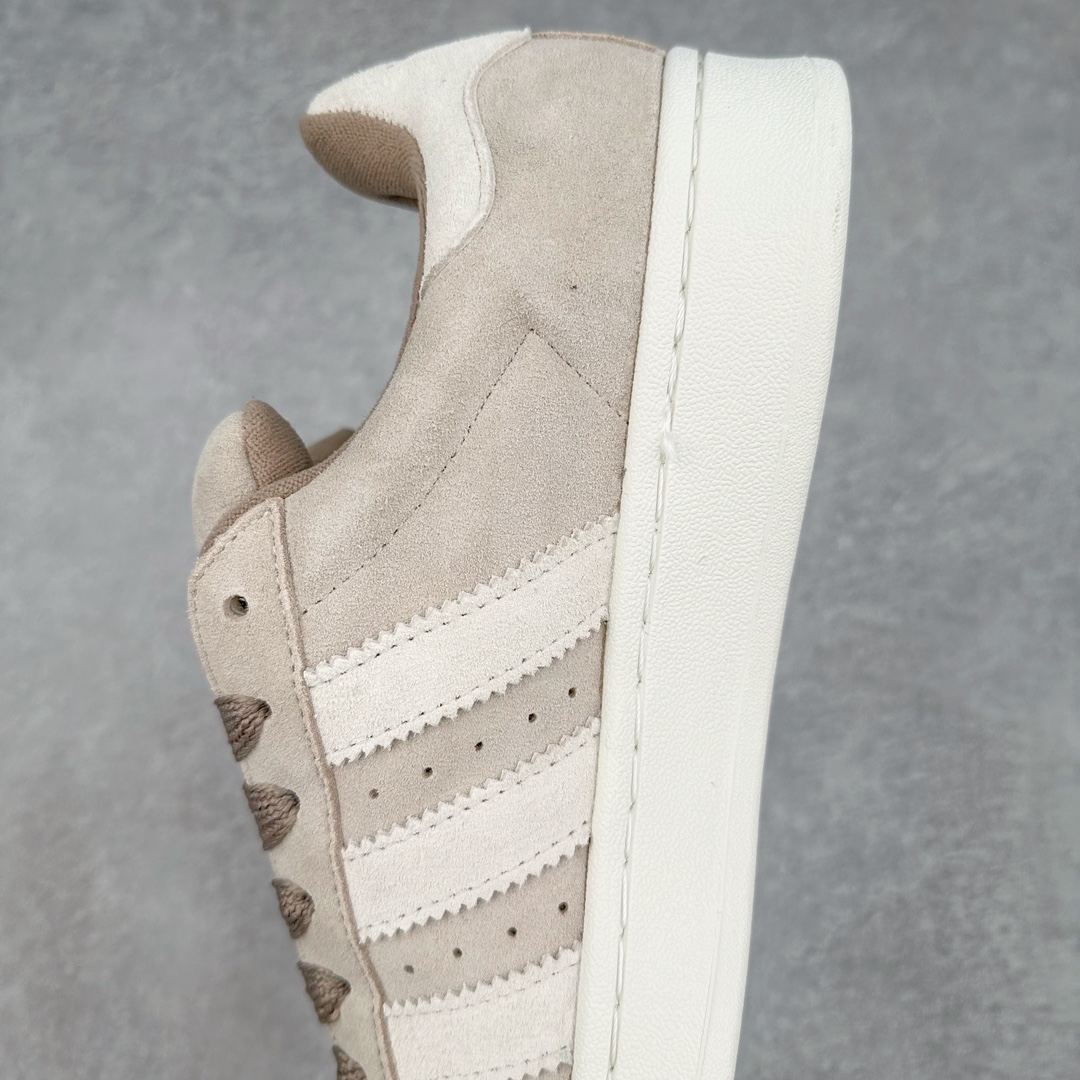 图片[7]-AD Originals Campus 00s 学院系列面包风经典复古低帮百搭休闲运动板鞋 IG5995 这次 Originals 选择了以经典复古鞋型 Campus 为蓝本打造全新面包鞋 这款鞋型联名不断 冠希当年对它更是钟爱有加 论牌面丝毫不输贝壳头、Forum 等大热鞋型 这次 Campus 一改 80 年代的瘦长造型 鞋舌、鞋身、鞋底甚至细节都变大了 营造出千禧年前后流行的面包鞋宽大廓形 因此鞋名改为 Campus 00s 鞋身采用绒面皮料搭配白色常规皮革 质感上还是延续了经典 Campus 的设计 鞋舌填充更加饱满 让鞋款整体看起来更加圆润 搭配上这款浅蓝配色 「蓝胖子」造型真的很可爱 鞋舌还加入了与以往 Campus 不同的全新三叶草 Logo 令造型更具千禧气息 鞋带也采用了加宽的设计 如果你不喜欢 这次还附送了传统鞋带可以替换 鞋底采用了米黄做旧设计 凸显鞋款的复古年代感 除了清新可人的浅蓝配色 还有一款酷灰配色 造型更加硬朗复古 而且相比浅蓝配色更加耐脏 尺码：36 36⅔ 37⅓ 38 38⅔ 39⅓ 40 40⅔ 41⅓ 42 42⅔ 43⅓ 44 45-选品中心