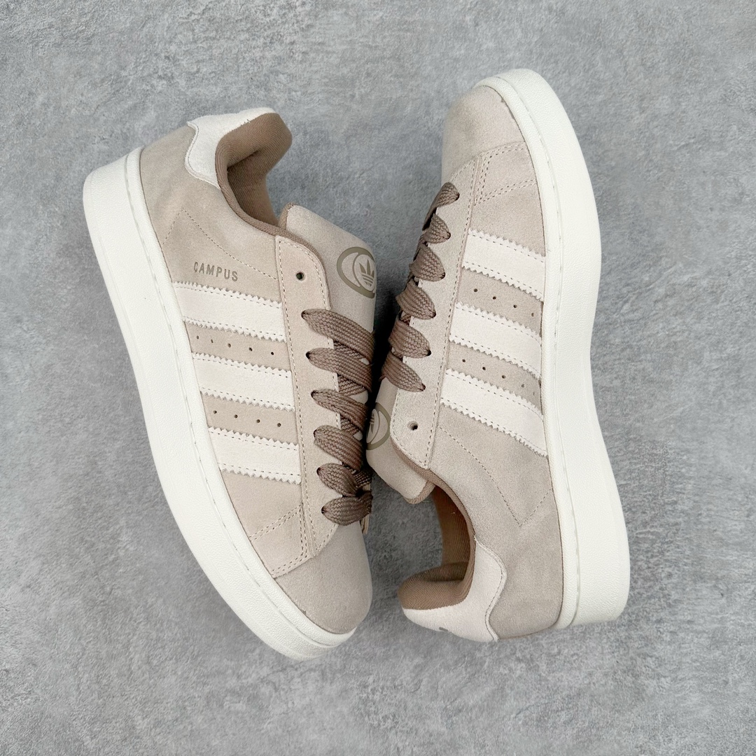 图片[3]-AD Originals Campus 00s 学院系列面包风经典复古低帮百搭休闲运动板鞋 IG5995 这次 Originals 选择了以经典复古鞋型 Campus 为蓝本打造全新面包鞋 这款鞋型联名不断 冠希当年对它更是钟爱有加 论牌面丝毫不输贝壳头、Forum 等大热鞋型 这次 Campus 一改 80 年代的瘦长造型 鞋舌、鞋身、鞋底甚至细节都变大了 营造出千禧年前后流行的面包鞋宽大廓形 因此鞋名改为 Campus 00s 鞋身采用绒面皮料搭配白色常规皮革 质感上还是延续了经典 Campus 的设计 鞋舌填充更加饱满 让鞋款整体看起来更加圆润 搭配上这款浅蓝配色 「蓝胖子」造型真的很可爱 鞋舌还加入了与以往 Campus 不同的全新三叶草 Logo 令造型更具千禧气息 鞋带也采用了加宽的设计 如果你不喜欢 这次还附送了传统鞋带可以替换 鞋底采用了米黄做旧设计 凸显鞋款的复古年代感 除了清新可人的浅蓝配色 还有一款酷灰配色 造型更加硬朗复古 而且相比浅蓝配色更加耐脏 尺码：36 36⅔ 37⅓ 38 38⅔ 39⅓ 40 40⅔ 41⅓ 42 42⅔ 43⅓ 44 45-选品中心