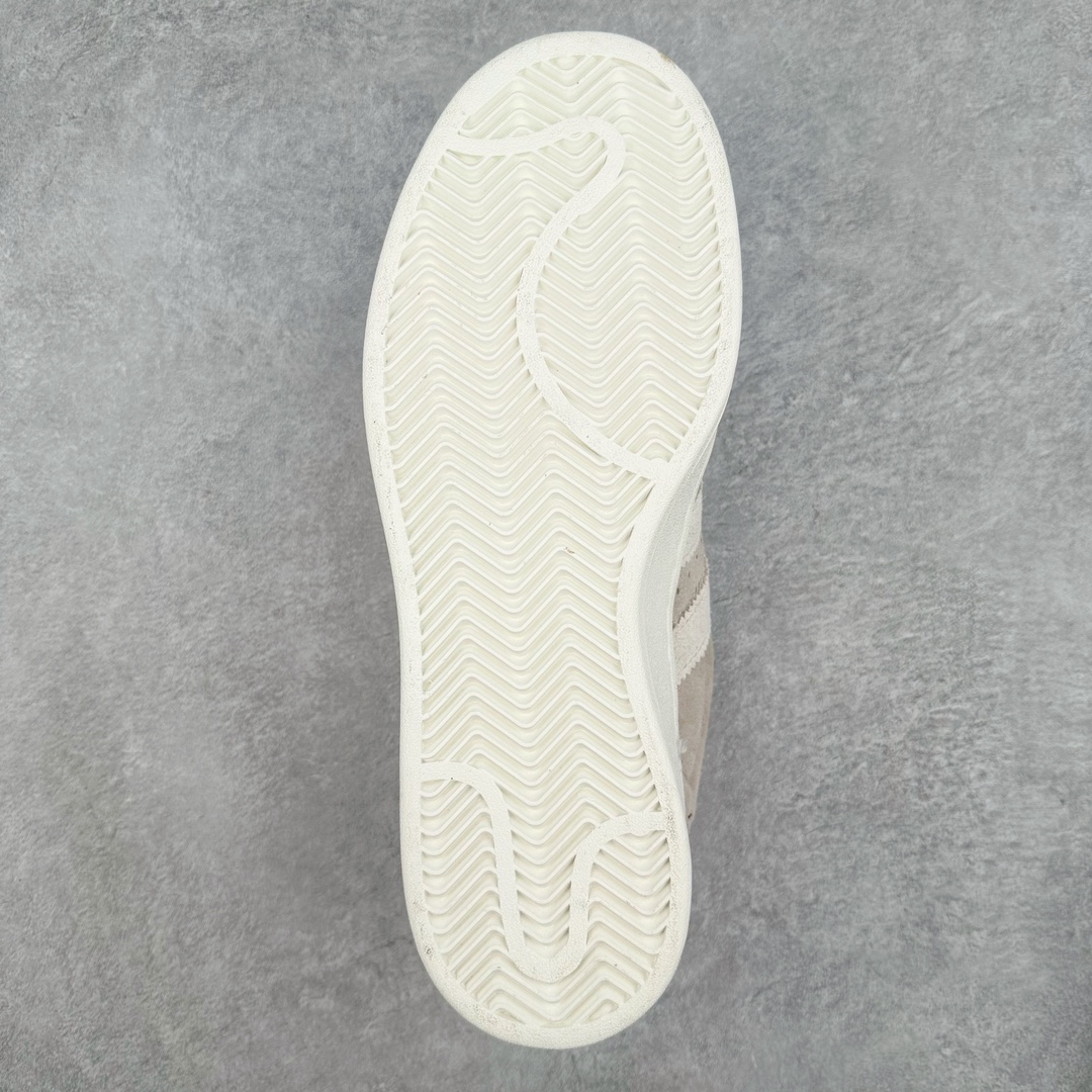 图片[9]-AD Originals Campus 00s 学院系列面包风经典复古低帮百搭休闲运动板鞋 IG5995 这次 Originals 选择了以经典复古鞋型 Campus 为蓝本打造全新面包鞋 这款鞋型联名不断 冠希当年对它更是钟爱有加 论牌面丝毫不输贝壳头、Forum 等大热鞋型 这次 Campus 一改 80 年代的瘦长造型 鞋舌、鞋身、鞋底甚至细节都变大了 营造出千禧年前后流行的面包鞋宽大廓形 因此鞋名改为 Campus 00s 鞋身采用绒面皮料搭配白色常规皮革 质感上还是延续了经典 Campus 的设计 鞋舌填充更加饱满 让鞋款整体看起来更加圆润 搭配上这款浅蓝配色 「蓝胖子」造型真的很可爱 鞋舌还加入了与以往 Campus 不同的全新三叶草 Logo 令造型更具千禧气息 鞋带也采用了加宽的设计 如果你不喜欢 这次还附送了传统鞋带可以替换 鞋底采用了米黄做旧设计 凸显鞋款的复古年代感 除了清新可人的浅蓝配色 还有一款酷灰配色 造型更加硬朗复古 而且相比浅蓝配色更加耐脏 尺码：36 36⅔ 37⅓ 38 38⅔ 39⅓ 40 40⅔ 41⅓ 42 42⅔ 43⅓ 44 45-选品中心