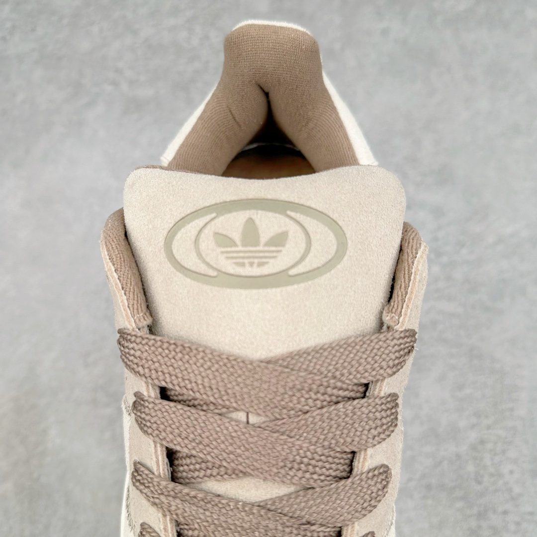 图片[5]-AD Originals Campus 00s 学院系列面包风经典复古低帮百搭休闲运动板鞋 IG5995 这次 Originals 选择了以经典复古鞋型 Campus 为蓝本打造全新面包鞋 这款鞋型联名不断 冠希当年对它更是钟爱有加 论牌面丝毫不输贝壳头、Forum 等大热鞋型 这次 Campus 一改 80 年代的瘦长造型 鞋舌、鞋身、鞋底甚至细节都变大了 营造出千禧年前后流行的面包鞋宽大廓形 因此鞋名改为 Campus 00s 鞋身采用绒面皮料搭配白色常规皮革 质感上还是延续了经典 Campus 的设计 鞋舌填充更加饱满 让鞋款整体看起来更加圆润 搭配上这款浅蓝配色 「蓝胖子」造型真的很可爱 鞋舌还加入了与以往 Campus 不同的全新三叶草 Logo 令造型更具千禧气息 鞋带也采用了加宽的设计 如果你不喜欢 这次还附送了传统鞋带可以替换 鞋底采用了米黄做旧设计 凸显鞋款的复古年代感 除了清新可人的浅蓝配色 还有一款酷灰配色 造型更加硬朗复古 而且相比浅蓝配色更加耐脏 尺码：36 36⅔ 37⅓ 38 38⅔ 39⅓ 40 40⅔ 41⅓ 42 42⅔ 43⅓ 44 45-选品中心