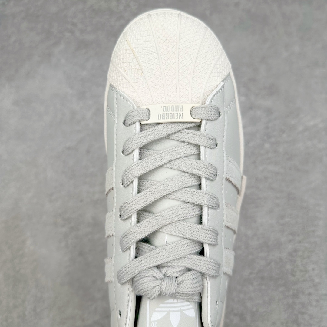 图片[4]-AD Originals Superstar 经典复古贝壳头板鞋 IE6116 诞生于1969年 是第一双将全皮面鞋 身与橡胶鞋头结合在一起的低帮篮球鞋 Superstar最开始 是作为高帮篮球鞋Pro Model的低帮版本而出现的 但因为其独特和醒目的橡胶鞋头造型而让大家熟知 被大家形象地称为\\\”shelltoe\\\”贝壳头 在70年代的美国职业篮球场上 接近3/4的NBA球员都将这双Superstar作为场上用鞋 80年代之后 经过不断的改良和发展 Superstar逐渐成为横跨时装、音乐、街头文化、休闲和运动等各大领域的时尚潮鞋 尺码：36 36.5 37 38 38.5 39 40 40.5 41 42 42.5 43 44 44.5 45-选品中心