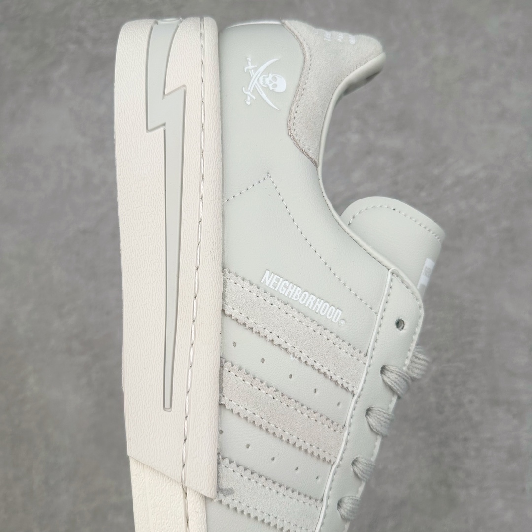 图片[6]-AD Originals Superstar 经典复古贝壳头板鞋 IE6116 诞生于1969年 是第一双将全皮面鞋 身与橡胶鞋头结合在一起的低帮篮球鞋 Superstar最开始 是作为高帮篮球鞋Pro Model的低帮版本而出现的 但因为其独特和醒目的橡胶鞋头造型而让大家熟知 被大家形象地称为\\\”shelltoe\\\”贝壳头 在70年代的美国职业篮球场上 接近3/4的NBA球员都将这双Superstar作为场上用鞋 80年代之后 经过不断的改良和发展 Superstar逐渐成为横跨时装、音乐、街头文化、休闲和运动等各大领域的时尚潮鞋 尺码：36 36.5 37 38 38.5 39 40 40.5 41 42 42.5 43 44 44.5 45-选品中心