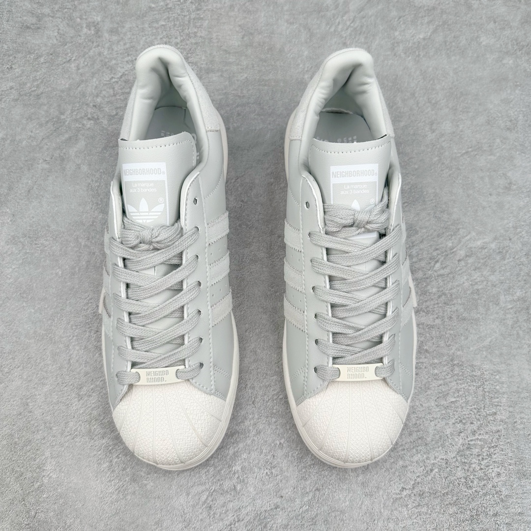 图片[2]-AD Originals Superstar 经典复古贝壳头板鞋 IE6116 诞生于1969年 是第一双将全皮面鞋 身与橡胶鞋头结合在一起的低帮篮球鞋 Superstar最开始 是作为高帮篮球鞋Pro Model的低帮版本而出现的 但因为其独特和醒目的橡胶鞋头造型而让大家熟知 被大家形象地称为\\\”shelltoe\\\”贝壳头 在70年代的美国职业篮球场上 接近3/4的NBA球员都将这双Superstar作为场上用鞋 80年代之后 经过不断的改良和发展 Superstar逐渐成为横跨时装、音乐、街头文化、休闲和运动等各大领域的时尚潮鞋 尺码：36 36.5 37 38 38.5 39 40 40.5 41 42 42.5 43 44 44.5 45-选品中心