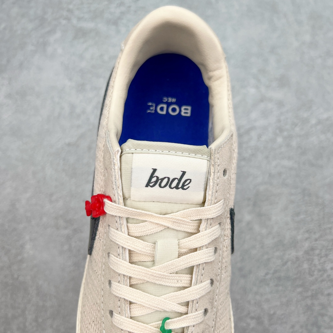 图片[5]-Bode x NK Astro Grabber SP\\\”Black Coconut Milk\\\”宇宙掠夺者系列低帮复古经典休闲运动鞋 FQ6892-100 复刻经典球鞋Astro Grabber，与美国男装品牌Bode联名合作，推出两款配色。鞋型符合当下流行趋势，彰显复古身份。复刻一定是球鞋圈绕不开的话题，最近几年 Nike 带回了不少经典球鞋，让不少老玩家欣喜。最近 Nike 挖掘自家档案库，让 1974 年首次发布的 Nike Astro Grabber 重回玩家视野，并且上来就是联名合作。这次合作是同美国新锐品牌 Bode 的联名，这个男装品牌凭借创造性的使用蕾丝桌布等日常材料而闻名。双方带来两款配色，先来看第一双米色款，鞋面由独特编织纹理覆盖，鞋带点缀有小配饰，整体营造出的氛围感十分清新。鞋型方面符合当下流行趋势，超薄中底与扁平鞋面彰显其复古身份。另一双更有复古味道，全黑色皮革鞋面好打理，同时有一种老鞋的感觉，与 1974 的 Nike Astro Grabber 极为相似。尺码：36 36.5 37.5 38 38.5 39 40 40.5 41 42 42.5 43 44 44.5 45 46-选品中心