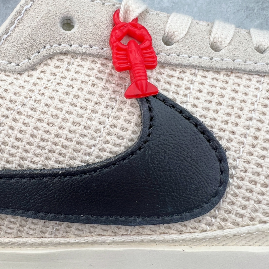 图片[13]-Bode x NK Astro Grabber SP\\\”Black Coconut Milk\\\”宇宙掠夺者系列低帮复古经典休闲运动鞋 FQ6892-100 复刻经典球鞋Astro Grabber，与美国男装品牌Bode联名合作，推出两款配色。鞋型符合当下流行趋势，彰显复古身份。复刻一定是球鞋圈绕不开的话题，最近几年 Nike 带回了不少经典球鞋，让不少老玩家欣喜。最近 Nike 挖掘自家档案库，让 1974 年首次发布的 Nike Astro Grabber 重回玩家视野，并且上来就是联名合作。这次合作是同美国新锐品牌 Bode 的联名，这个男装品牌凭借创造性的使用蕾丝桌布等日常材料而闻名。双方带来两款配色，先来看第一双米色款，鞋面由独特编织纹理覆盖，鞋带点缀有小配饰，整体营造出的氛围感十分清新。鞋型方面符合当下流行趋势，超薄中底与扁平鞋面彰显其复古身份。另一双更有复古味道，全黑色皮革鞋面好打理，同时有一种老鞋的感觉，与 1974 的 Nike Astro Grabber 极为相似。尺码：36 36.5 37.5 38 38.5 39 40 40.5 41 42 42.5 43 44 44.5 45 46-选品中心