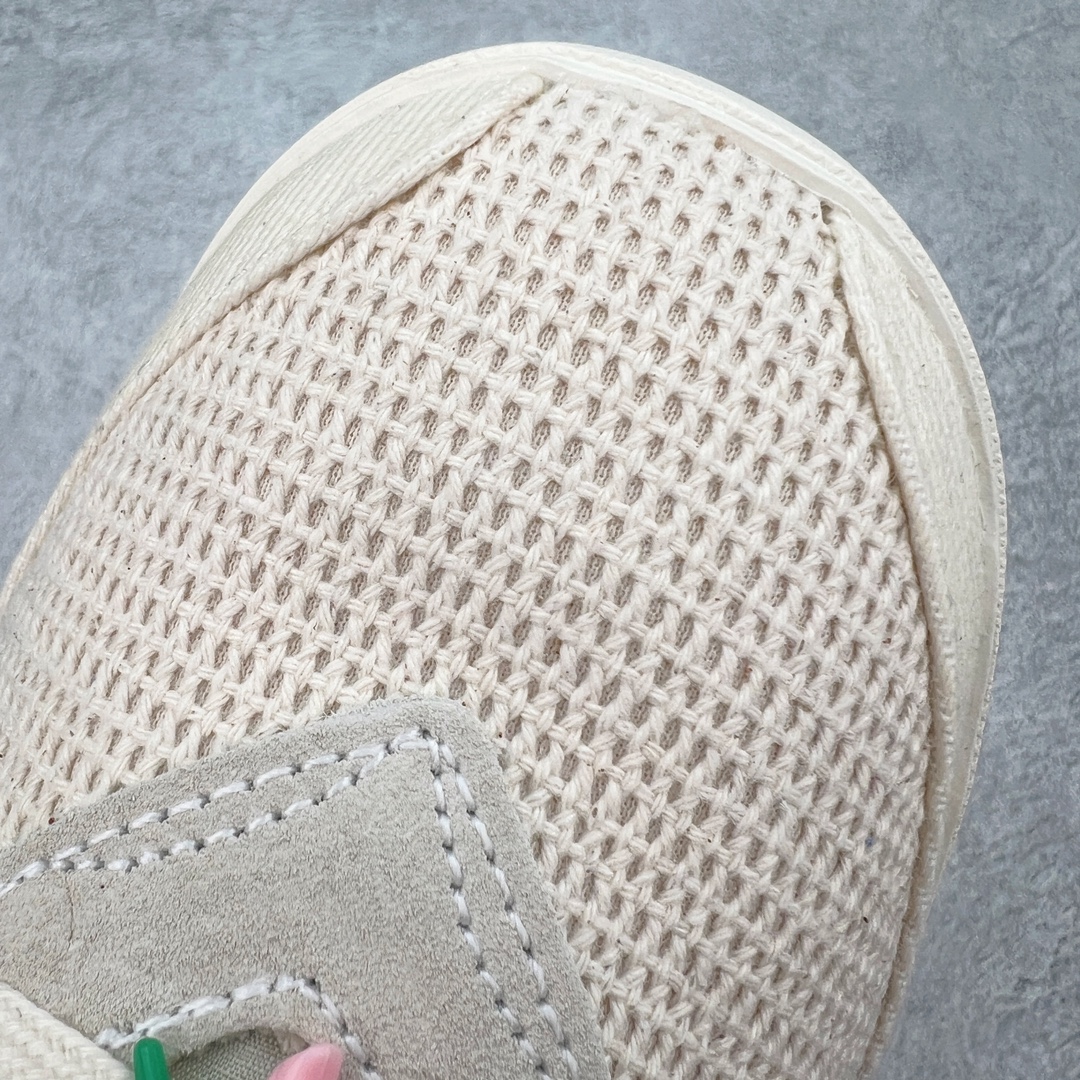 图片[14]-Bode x NK Astro Grabber SP\\\”Black Coconut Milk\\\”宇宙掠夺者系列低帮复古经典休闲运动鞋 FQ6892-100 复刻经典球鞋Astro Grabber，与美国男装品牌Bode联名合作，推出两款配色。鞋型符合当下流行趋势，彰显复古身份。复刻一定是球鞋圈绕不开的话题，最近几年 Nike 带回了不少经典球鞋，让不少老玩家欣喜。最近 Nike 挖掘自家档案库，让 1974 年首次发布的 Nike Astro Grabber 重回玩家视野，并且上来就是联名合作。这次合作是同美国新锐品牌 Bode 的联名，这个男装品牌凭借创造性的使用蕾丝桌布等日常材料而闻名。双方带来两款配色，先来看第一双米色款，鞋面由独特编织纹理覆盖，鞋带点缀有小配饰，整体营造出的氛围感十分清新。鞋型方面符合当下流行趋势，超薄中底与扁平鞋面彰显其复古身份。另一双更有复古味道，全黑色皮革鞋面好打理，同时有一种老鞋的感觉，与 1974 的 Nike Astro Grabber 极为相似。尺码：36 36.5 37.5 38 38.5 39 40 40.5 41 42 42.5 43 44 44.5 45 46-选品中心