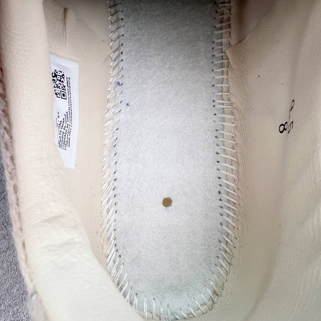 图片[10]-Bode x NK Astro Grabber SP\\\”Black Coconut Milk\\\”宇宙掠夺者系列低帮复古经典休闲运动鞋 FQ6892-100 复刻经典球鞋Astro Grabber，与美国男装品牌Bode联名合作，推出两款配色。鞋型符合当下流行趋势，彰显复古身份。复刻一定是球鞋圈绕不开的话题，最近几年 Nike 带回了不少经典球鞋，让不少老玩家欣喜。最近 Nike 挖掘自家档案库，让 1974 年首次发布的 Nike Astro Grabber 重回玩家视野，并且上来就是联名合作。这次合作是同美国新锐品牌 Bode 的联名，这个男装品牌凭借创造性的使用蕾丝桌布等日常材料而闻名。双方带来两款配色，先来看第一双米色款，鞋面由独特编织纹理覆盖，鞋带点缀有小配饰，整体营造出的氛围感十分清新。鞋型方面符合当下流行趋势，超薄中底与扁平鞋面彰显其复古身份。另一双更有复古味道，全黑色皮革鞋面好打理，同时有一种老鞋的感觉，与 1974 的 Nike Astro Grabber 极为相似。尺码：36 36.5 37.5 38 38.5 39 40 40.5 41 42 42.5 43 44 44.5 45 46-选品中心