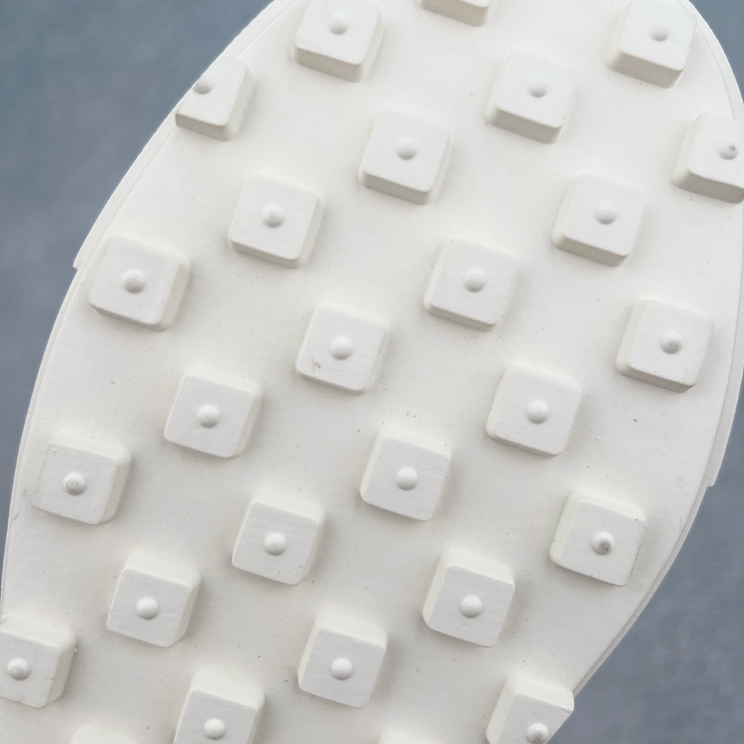 图片[15]-Bode x NK Astro Grabber SP\\\”Black Coconut Milk\\\”宇宙掠夺者系列低帮复古经典休闲运动鞋 FQ6892-100 复刻经典球鞋Astro Grabber，与美国男装品牌Bode联名合作，推出两款配色。鞋型符合当下流行趋势，彰显复古身份。复刻一定是球鞋圈绕不开的话题，最近几年 Nike 带回了不少经典球鞋，让不少老玩家欣喜。最近 Nike 挖掘自家档案库，让 1974 年首次发布的 Nike Astro Grabber 重回玩家视野，并且上来就是联名合作。这次合作是同美国新锐品牌 Bode 的联名，这个男装品牌凭借创造性的使用蕾丝桌布等日常材料而闻名。双方带来两款配色，先来看第一双米色款，鞋面由独特编织纹理覆盖，鞋带点缀有小配饰，整体营造出的氛围感十分清新。鞋型方面符合当下流行趋势，超薄中底与扁平鞋面彰显其复古身份。另一双更有复古味道，全黑色皮革鞋面好打理，同时有一种老鞋的感觉，与 1974 的 Nike Astro Grabber 极为相似。尺码：36 36.5 37.5 38 38.5 39 40 40.5 41 42 42.5 43 44 44.5 45 46-选品中心