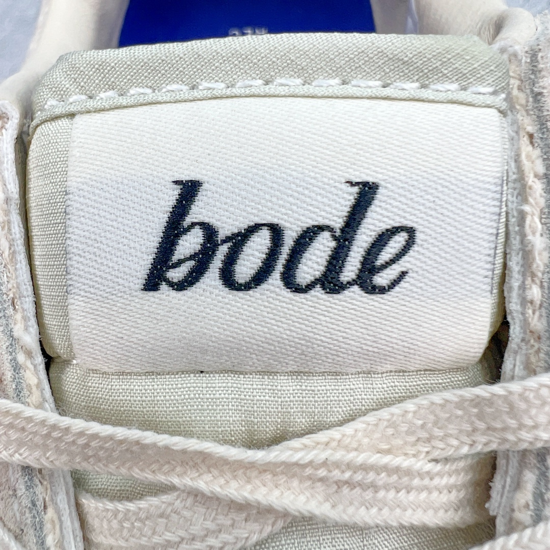 图片[11]-Bode x NK Astro Grabber SP\\\”Black Coconut Milk\\\”宇宙掠夺者系列低帮复古经典休闲运动鞋 FQ6892-100 复刻经典球鞋Astro Grabber，与美国男装品牌Bode联名合作，推出两款配色。鞋型符合当下流行趋势，彰显复古身份。复刻一定是球鞋圈绕不开的话题，最近几年 Nike 带回了不少经典球鞋，让不少老玩家欣喜。最近 Nike 挖掘自家档案库，让 1974 年首次发布的 Nike Astro Grabber 重回玩家视野，并且上来就是联名合作。这次合作是同美国新锐品牌 Bode 的联名，这个男装品牌凭借创造性的使用蕾丝桌布等日常材料而闻名。双方带来两款配色，先来看第一双米色款，鞋面由独特编织纹理覆盖，鞋带点缀有小配饰，整体营造出的氛围感十分清新。鞋型方面符合当下流行趋势，超薄中底与扁平鞋面彰显其复古身份。另一双更有复古味道，全黑色皮革鞋面好打理，同时有一种老鞋的感觉，与 1974 的 Nike Astro Grabber 极为相似。尺码：36 36.5 37.5 38 38.5 39 40 40.5 41 42 42.5 43 44 44.5 45 46-选品中心