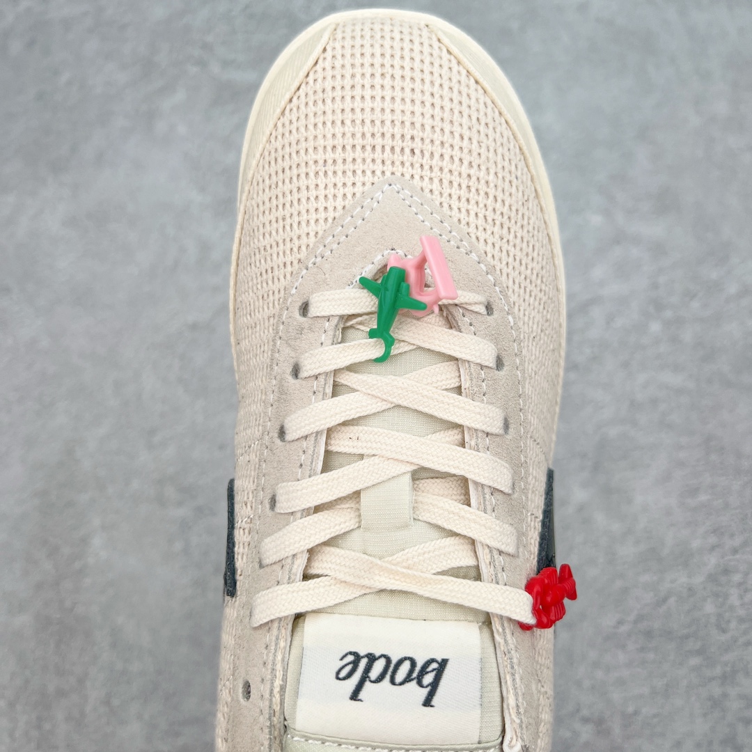 图片[4]-Bode x NK Astro Grabber SP\\\”Black Coconut Milk\\\”宇宙掠夺者系列低帮复古经典休闲运动鞋 FQ6892-100 复刻经典球鞋Astro Grabber，与美国男装品牌Bode联名合作，推出两款配色。鞋型符合当下流行趋势，彰显复古身份。复刻一定是球鞋圈绕不开的话题，最近几年 Nike 带回了不少经典球鞋，让不少老玩家欣喜。最近 Nike 挖掘自家档案库，让 1974 年首次发布的 Nike Astro Grabber 重回玩家视野，并且上来就是联名合作。这次合作是同美国新锐品牌 Bode 的联名，这个男装品牌凭借创造性的使用蕾丝桌布等日常材料而闻名。双方带来两款配色，先来看第一双米色款，鞋面由独特编织纹理覆盖，鞋带点缀有小配饰，整体营造出的氛围感十分清新。鞋型方面符合当下流行趋势，超薄中底与扁平鞋面彰显其复古身份。另一双更有复古味道，全黑色皮革鞋面好打理，同时有一种老鞋的感觉，与 1974 的 Nike Astro Grabber 极为相似。尺码：36 36.5 37.5 38 38.5 39 40 40.5 41 42 42.5 43 44 44.5 45 46-选品中心