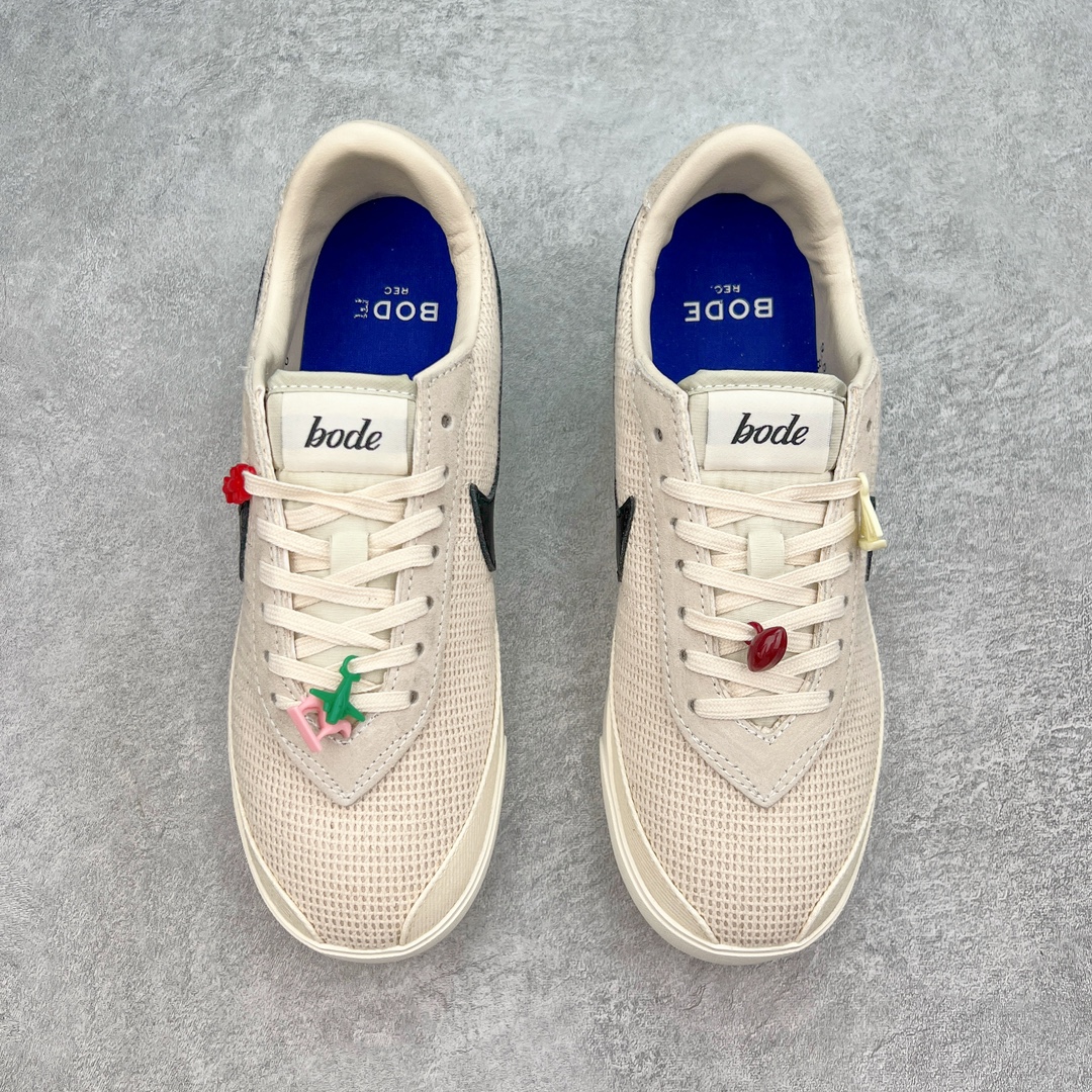 图片[2]-Bode x NK Astro Grabber SP\\\”Black Coconut Milk\\\”宇宙掠夺者系列低帮复古经典休闲运动鞋 FQ6892-100 复刻经典球鞋Astro Grabber，与美国男装品牌Bode联名合作，推出两款配色。鞋型符合当下流行趋势，彰显复古身份。复刻一定是球鞋圈绕不开的话题，最近几年 Nike 带回了不少经典球鞋，让不少老玩家欣喜。最近 Nike 挖掘自家档案库，让 1974 年首次发布的 Nike Astro Grabber 重回玩家视野，并且上来就是联名合作。这次合作是同美国新锐品牌 Bode 的联名，这个男装品牌凭借创造性的使用蕾丝桌布等日常材料而闻名。双方带来两款配色，先来看第一双米色款，鞋面由独特编织纹理覆盖，鞋带点缀有小配饰，整体营造出的氛围感十分清新。鞋型方面符合当下流行趋势，超薄中底与扁平鞋面彰显其复古身份。另一双更有复古味道，全黑色皮革鞋面好打理，同时有一种老鞋的感觉，与 1974 的 Nike Astro Grabber 极为相似。尺码：36 36.5 37.5 38 38.5 39 40 40.5 41 42 42.5 43 44 44.5 45 46-选品中心
