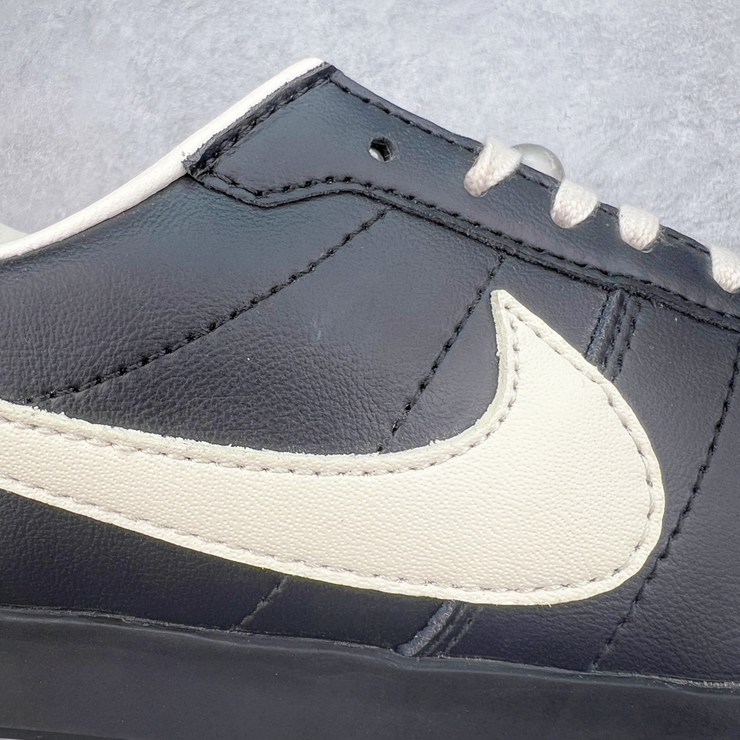 图片[10]-Bode x NK Astro Grabber SP\\\”Black Coconut Milk\\\”宇宙掠夺者系列低帮复古经典休闲运动鞋FJ9821-001 复刻经典球鞋Astro Grabber，与美国男装品牌Bode联名合作，推出两款配色。鞋型符合当下流行趋势，彰显复古身份。复刻一定是球鞋圈绕不开的话题，最近几年 Nike 带回了不少经典球鞋，让不少老玩家欣喜。最近 Nike 挖掘自家档案库，让 1974 年首次发布的 Nike Astro Grabber 重回玩家视野，并且上来就是联名合作。这次合作是同美国新锐品牌 Bode 的联名，这个男装品牌凭借创造性的使用蕾丝桌布等日常材料而闻名。双方带来两款配色，先来看第一双米色款，鞋面由独特编织纹理覆盖，鞋带点缀有小配饰，整体营造出的氛围感十分清新。鞋型方面符合当下流行趋势，超薄中底与扁平鞋面彰显其复古身份。另一双更有复古味道，全黑色皮革鞋面好打理，同时有一种老鞋的感觉，与 1974 的 Nike Astro Grabber 极为相似。尺码：36 36.5 37.5 38 38.5 39 40 40.5 41 42 42.5 43 44 44.5 45 46-选品中心