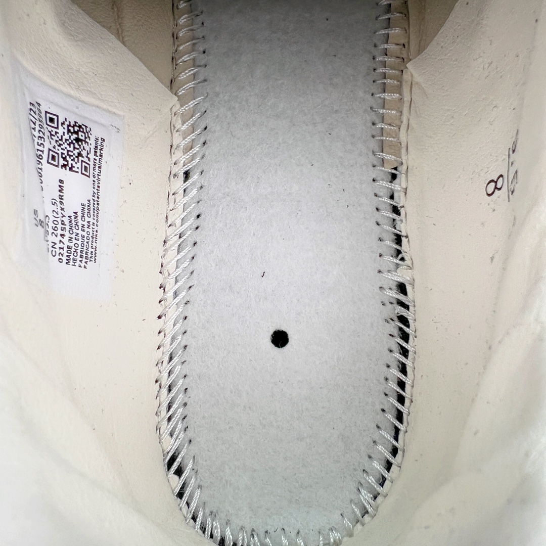 图片[11]-Bode x NK Astro Grabber SP\\\”Black Coconut Milk\\\”宇宙掠夺者系列低帮复古经典休闲运动鞋FJ9821-001 复刻经典球鞋Astro Grabber，与美国男装品牌Bode联名合作，推出两款配色。鞋型符合当下流行趋势，彰显复古身份。复刻一定是球鞋圈绕不开的话题，最近几年 Nike 带回了不少经典球鞋，让不少老玩家欣喜。最近 Nike 挖掘自家档案库，让 1974 年首次发布的 Nike Astro Grabber 重回玩家视野，并且上来就是联名合作。这次合作是同美国新锐品牌 Bode 的联名，这个男装品牌凭借创造性的使用蕾丝桌布等日常材料而闻名。双方带来两款配色，先来看第一双米色款，鞋面由独特编织纹理覆盖，鞋带点缀有小配饰，整体营造出的氛围感十分清新。鞋型方面符合当下流行趋势，超薄中底与扁平鞋面彰显其复古身份。另一双更有复古味道，全黑色皮革鞋面好打理，同时有一种老鞋的感觉，与 1974 的 Nike Astro Grabber 极为相似。尺码：36 36.5 37.5 38 38.5 39 40 40.5 41 42 42.5 43 44 44.5 45 46-选品中心