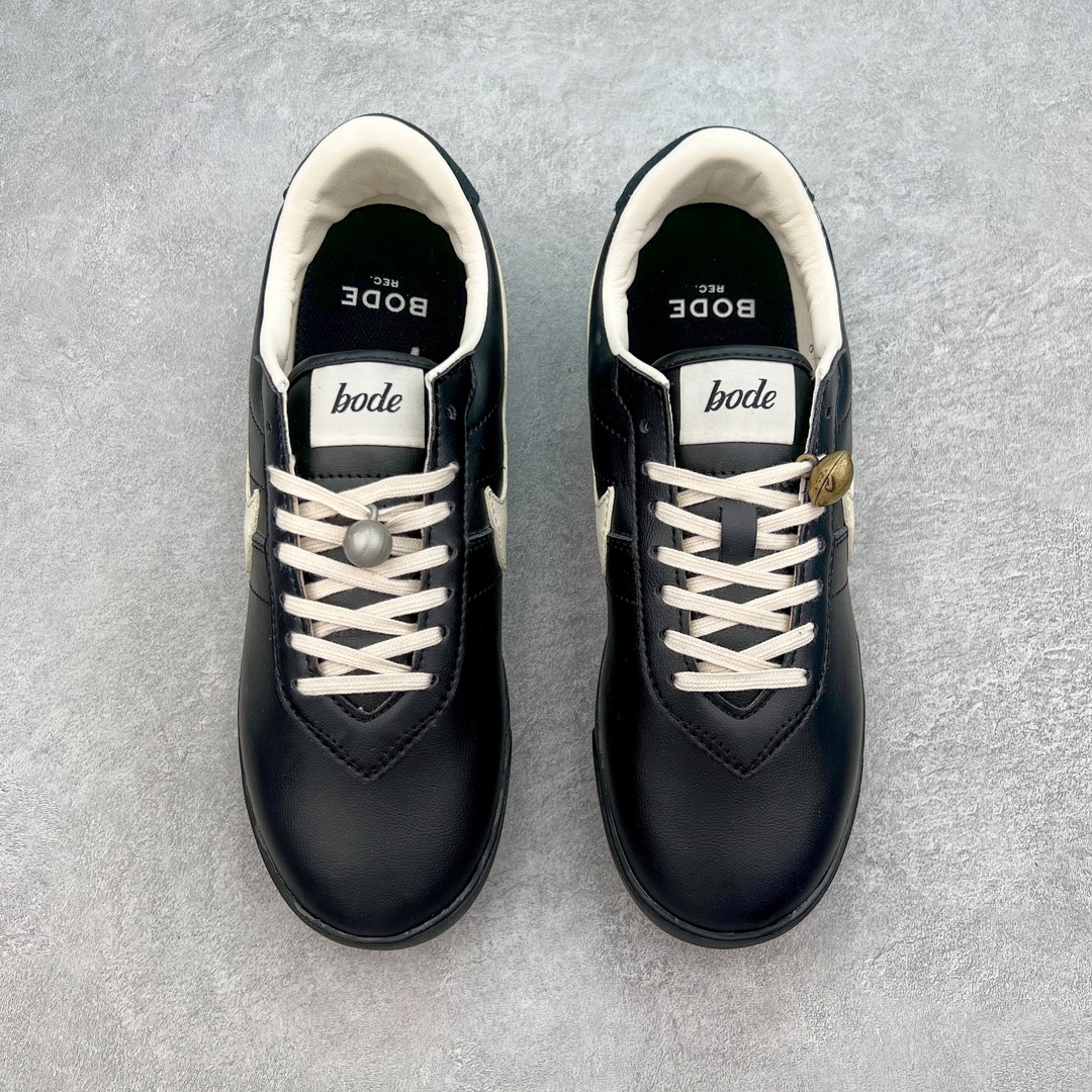 图片[2]-Bode x NK Astro Grabber SP\\\”Black Coconut Milk\\\”宇宙掠夺者系列低帮复古经典休闲运动鞋FJ9821-001 复刻经典球鞋Astro Grabber，与美国男装品牌Bode联名合作，推出两款配色。鞋型符合当下流行趋势，彰显复古身份。复刻一定是球鞋圈绕不开的话题，最近几年 Nike 带回了不少经典球鞋，让不少老玩家欣喜。最近 Nike 挖掘自家档案库，让 1974 年首次发布的 Nike Astro Grabber 重回玩家视野，并且上来就是联名合作。这次合作是同美国新锐品牌 Bode 的联名，这个男装品牌凭借创造性的使用蕾丝桌布等日常材料而闻名。双方带来两款配色，先来看第一双米色款，鞋面由独特编织纹理覆盖，鞋带点缀有小配饰，整体营造出的氛围感十分清新。鞋型方面符合当下流行趋势，超薄中底与扁平鞋面彰显其复古身份。另一双更有复古味道，全黑色皮革鞋面好打理，同时有一种老鞋的感觉，与 1974 的 Nike Astro Grabber 极为相似。尺码：36 36.5 37.5 38 38.5 39 40 40.5 41 42 42.5 43 44 44.5 45 46-选品中心