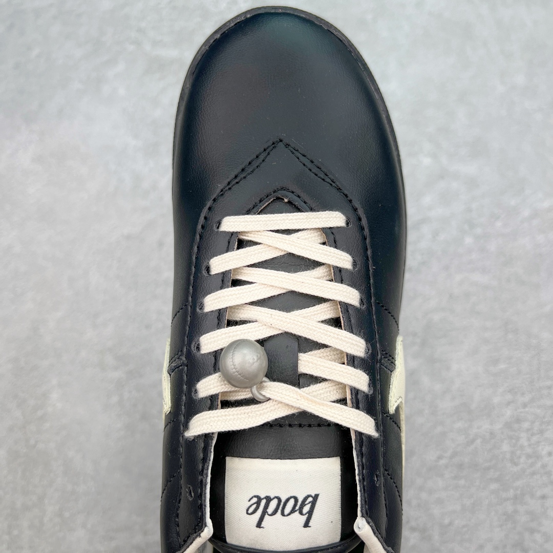 图片[4]-Bode x NK Astro Grabber SP\\\”Black Coconut Milk\\\”宇宙掠夺者系列低帮复古经典休闲运动鞋FJ9821-001 复刻经典球鞋Astro Grabber，与美国男装品牌Bode联名合作，推出两款配色。鞋型符合当下流行趋势，彰显复古身份。复刻一定是球鞋圈绕不开的话题，最近几年 Nike 带回了不少经典球鞋，让不少老玩家欣喜。最近 Nike 挖掘自家档案库，让 1974 年首次发布的 Nike Astro Grabber 重回玩家视野，并且上来就是联名合作。这次合作是同美国新锐品牌 Bode 的联名，这个男装品牌凭借创造性的使用蕾丝桌布等日常材料而闻名。双方带来两款配色，先来看第一双米色款，鞋面由独特编织纹理覆盖，鞋带点缀有小配饰，整体营造出的氛围感十分清新。鞋型方面符合当下流行趋势，超薄中底与扁平鞋面彰显其复古身份。另一双更有复古味道，全黑色皮革鞋面好打理，同时有一种老鞋的感觉，与 1974 的 Nike Astro Grabber 极为相似。尺码：36 36.5 37.5 38 38.5 39 40 40.5 41 42 42.5 43 44 44.5 45 46-选品中心