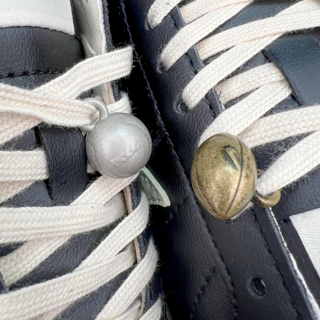 图片[13]-Bode x NK Astro Grabber SP\\\”Black Coconut Milk\\\”宇宙掠夺者系列低帮复古经典休闲运动鞋FJ9821-001 复刻经典球鞋Astro Grabber，与美国男装品牌Bode联名合作，推出两款配色。鞋型符合当下流行趋势，彰显复古身份。复刻一定是球鞋圈绕不开的话题，最近几年 Nike 带回了不少经典球鞋，让不少老玩家欣喜。最近 Nike 挖掘自家档案库，让 1974 年首次发布的 Nike Astro Grabber 重回玩家视野，并且上来就是联名合作。这次合作是同美国新锐品牌 Bode 的联名，这个男装品牌凭借创造性的使用蕾丝桌布等日常材料而闻名。双方带来两款配色，先来看第一双米色款，鞋面由独特编织纹理覆盖，鞋带点缀有小配饰，整体营造出的氛围感十分清新。鞋型方面符合当下流行趋势，超薄中底与扁平鞋面彰显其复古身份。另一双更有复古味道，全黑色皮革鞋面好打理，同时有一种老鞋的感觉，与 1974 的 Nike Astro Grabber 极为相似。尺码：36 36.5 37.5 38 38.5 39 40 40.5 41 42 42.5 43 44 44.5 45 46-选品中心