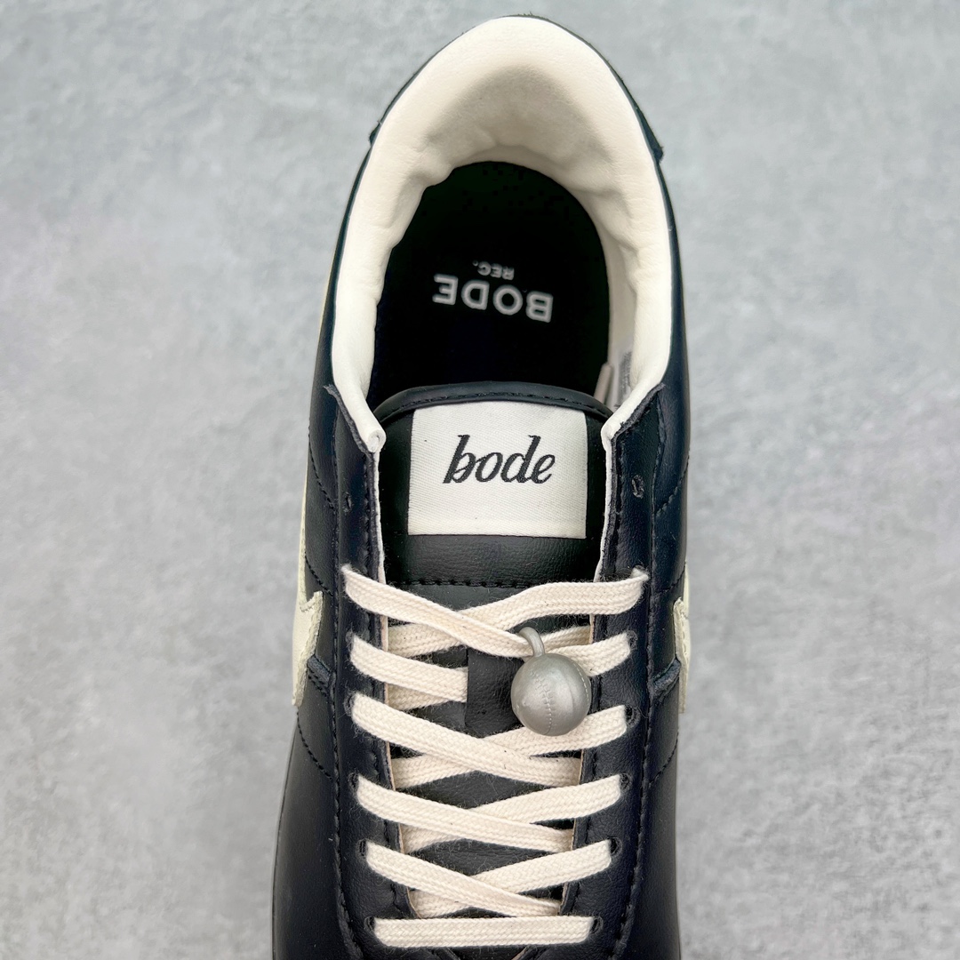 图片[5]-Bode x NK Astro Grabber SP\\\”Black Coconut Milk\\\”宇宙掠夺者系列低帮复古经典休闲运动鞋FJ9821-001 复刻经典球鞋Astro Grabber，与美国男装品牌Bode联名合作，推出两款配色。鞋型符合当下流行趋势，彰显复古身份。复刻一定是球鞋圈绕不开的话题，最近几年 Nike 带回了不少经典球鞋，让不少老玩家欣喜。最近 Nike 挖掘自家档案库，让 1974 年首次发布的 Nike Astro Grabber 重回玩家视野，并且上来就是联名合作。这次合作是同美国新锐品牌 Bode 的联名，这个男装品牌凭借创造性的使用蕾丝桌布等日常材料而闻名。双方带来两款配色，先来看第一双米色款，鞋面由独特编织纹理覆盖，鞋带点缀有小配饰，整体营造出的氛围感十分清新。鞋型方面符合当下流行趋势，超薄中底与扁平鞋面彰显其复古身份。另一双更有复古味道，全黑色皮革鞋面好打理，同时有一种老鞋的感觉，与 1974 的 Nike Astro Grabber 极为相似。尺码：36 36.5 37.5 38 38.5 39 40 40.5 41 42 42.5 43 44 44.5 45 46-选品中心