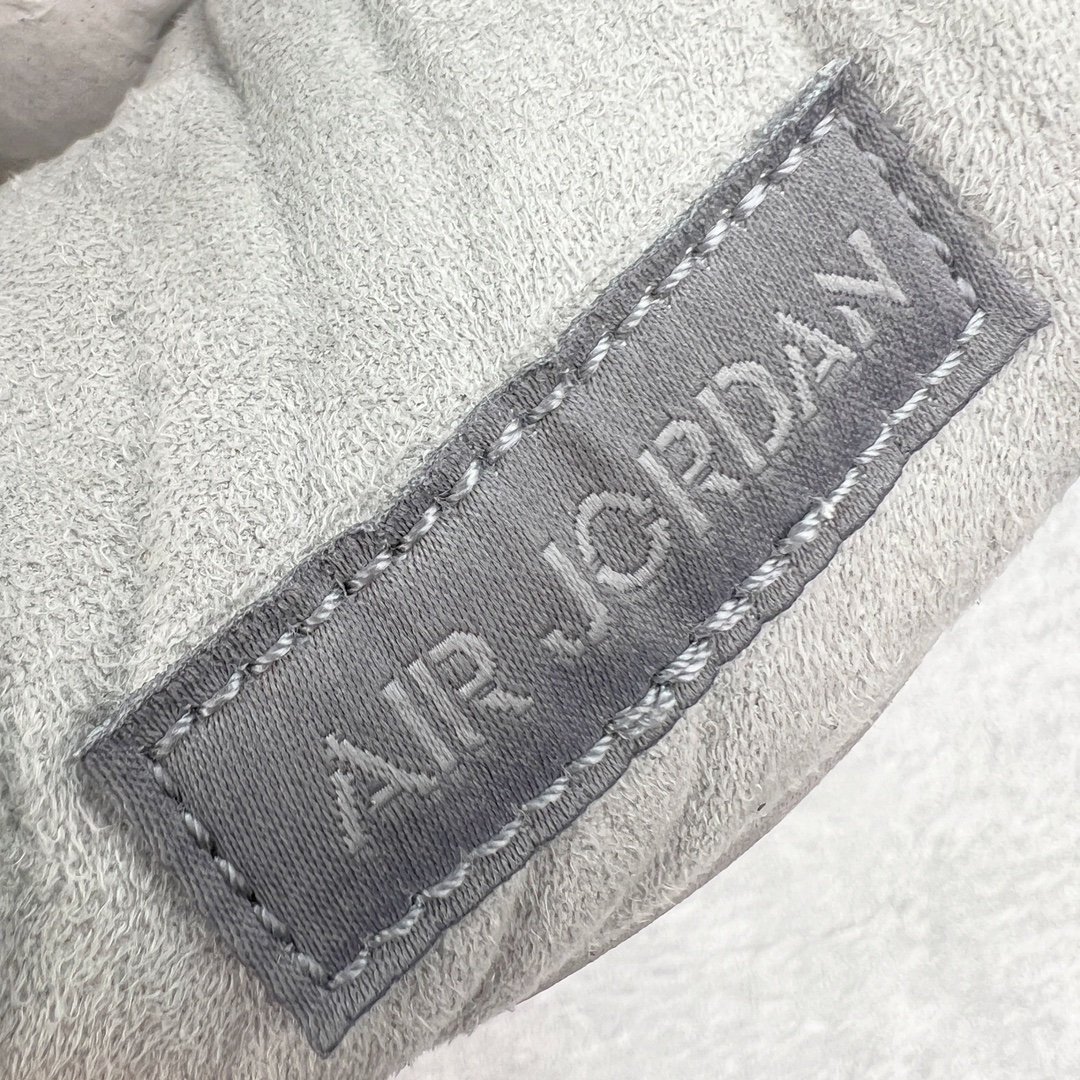 图片[13]-＃Y3纯原 Air Jordan AJ4 SE “Paris Olympics” 巴黎奥运会 FQ7928-001 市售天花板产物 耗时半年巨作 全套原纸板楦头开发 原厂特供皮料加持 确保原汁原味 完美呈现四代版型 一比一鞋头弧度高度鞋身弧度 数据细节工艺流程均保持原鞋一致 原厂TPU网格鞋带扣 正确内里网布 菱角分明不变形无多余毛边 柔软性质感一致于原鞋 市场唯一原厂鞋扣模具 背面可见隐藏注塑口 原厂织唛标 原厂飞人电绣工艺 尾指中部跳三针 独家绑鞋带手法 印刷中底布 四线拉帮 米色美纹纸贴合固定 进口港宝加持 后跟自然饱满 全鞋荧光划线卡点 追求极致完美 每一双都是工艺品 多重QC质检 超越公司货的品控标准 实实在在的免检产品 尺码：40.5 41 42 42.5 43 44 44.5 45 46 47.5 48.5-选品中心