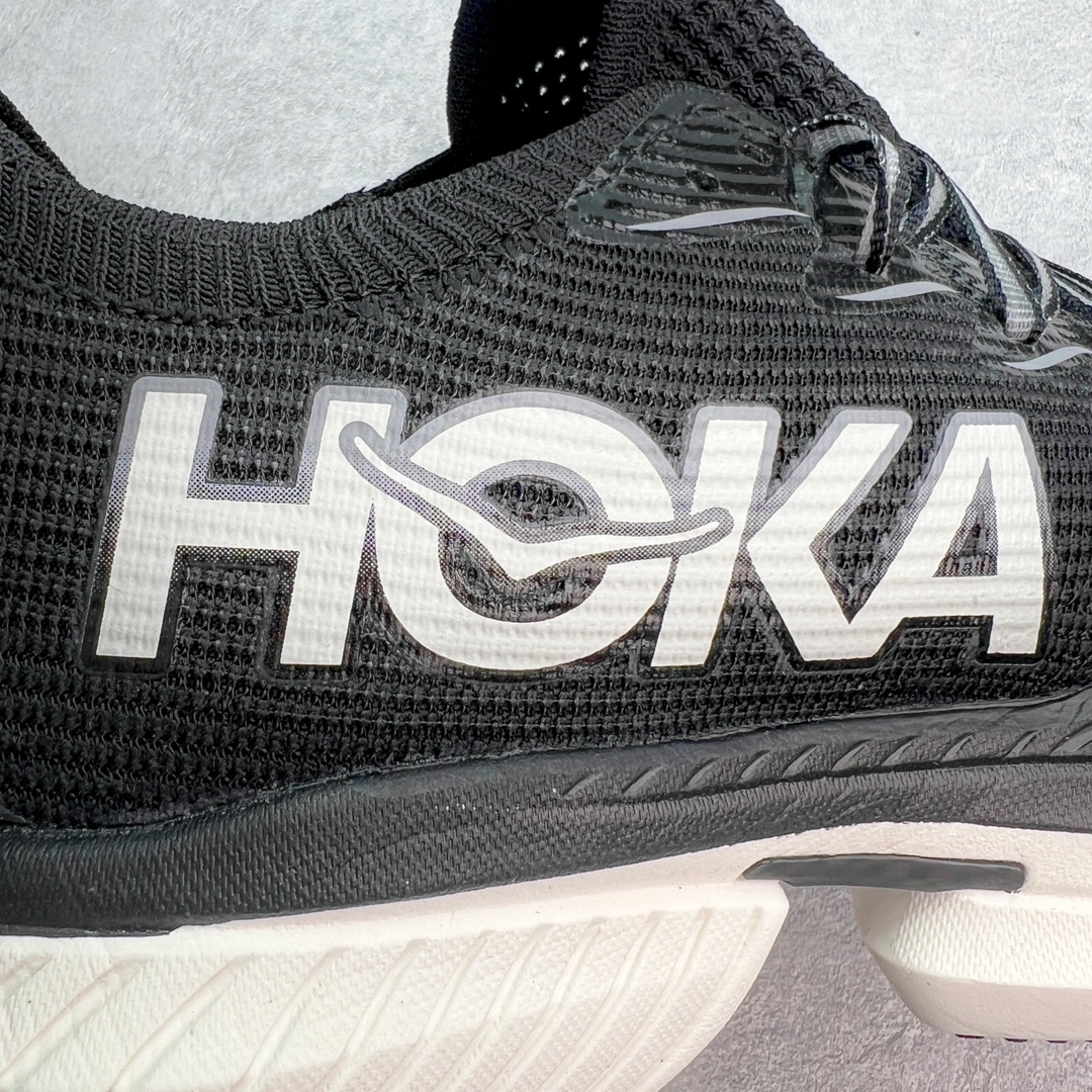 图片[10]-Hoka One One Cielo X 1 Low 天空X1代系列低帮厚底轻量休闲运动慢跑鞋 无论某家鞋厂新品一旦发售，在这之前都会会迎来多方面宣传推荐，近期HOKA推出了一款针对于精英跑者穿着的竞速跑鞋CIELO X1，却反其道而行之发起了跑者劝退挑战。何言劝退？简单来说，就是你没有一定的跑步能力与它适配，不要穿它！HOKA称 CIELO X1 是迄今为止路跑产品矩阵中能量反馈“最”强的新一代竞速跑鞋，以厚底缓震为制鞋核心，致力于助推精英跑者不断超越迈向速度巅峰，HOKA希望跑者能够安全开跑，跑得更稳、更远、更长久。HOKA CIELO X1 的命名来源，Cielo 在西班牙语中意为“天空”，X指的是带有碳纤维板的鞋子，你可以这么理解：这是一款能够带你快到飞起的竞速碳板跑鞋。外观整合HOKA 顶尖碳板技术、中底泡棉科技和几何学，设计符合自然步态的不对称鞋面和鞋底结构，专为精英跑者打造。以工程针织鞋面为基底，炫彩织纹和亮面薄膜更显未来科技感；不对称针织鞋舌设计搭配双空穿带设计的再生聚酯鞋带，可更好包裹双脚，穿脱更能一体化。后跟内侧设置加厚泡棉，整体楦型包覆贴合，不用担心磨脚后跟的问题同时也能更好地强化足跟杯稳定度。中底使用双层超临界PEBA泡棉，脚感更显软弹，内嵌HOKA全新翼状碳纤维板，让跑者在奔跑的同时就像踩在棉花一般柔软但因为强劲碳板的作用又能很快的跳起来，实现高效的动能回收。尺码：36 36.5 37.5 38 38.5 39 40 40.5 41 42 42.5 43 44 44.5 45-选品中心