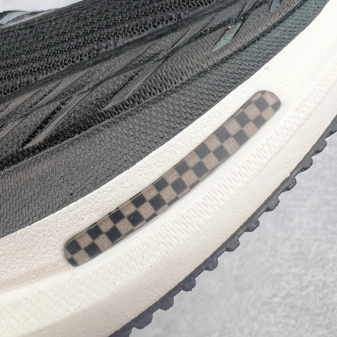 图片[13]-Hoka One One Cielo X 1 Low 天空X1代系列低帮厚底轻量休闲运动慢跑鞋 无论某家鞋厂新品一旦发售，在这之前都会会迎来多方面宣传推荐，近期HOKA推出了一款针对于精英跑者穿着的竞速跑鞋CIELO X1，却反其道而行之发起了跑者劝退挑战。何言劝退？简单来说，就是你没有一定的跑步能力与它适配，不要穿它！HOKA称 CIELO X1 是迄今为止路跑产品矩阵中能量反馈“最”强的新一代竞速跑鞋，以厚底缓震为制鞋核心，致力于助推精英跑者不断超越迈向速度巅峰，HOKA希望跑者能够安全开跑，跑得更稳、更远、更长久。HOKA CIELO X1 的命名来源，Cielo 在西班牙语中意为“天空”，X指的是带有碳纤维板的鞋子，你可以这么理解：这是一款能够带你快到飞起的竞速碳板跑鞋。外观整合HOKA 顶尖碳板技术、中底泡棉科技和几何学，设计符合自然步态的不对称鞋面和鞋底结构，专为精英跑者打造。以工程针织鞋面为基底，炫彩织纹和亮面薄膜更显未来科技感；不对称针织鞋舌设计搭配双空穿带设计的再生聚酯鞋带，可更好包裹双脚，穿脱更能一体化。后跟内侧设置加厚泡棉，整体楦型包覆贴合，不用担心磨脚后跟的问题同时也能更好地强化足跟杯稳定度。中底使用双层超临界PEBA泡棉，脚感更显软弹，内嵌HOKA全新翼状碳纤维板，让跑者在奔跑的同时就像踩在棉花一般柔软但因为强劲碳板的作用又能很快的跳起来，实现高效的动能回收。尺码：36 36.5 37.5 38 38.5 39 40 40.5 41 42 42.5 43 44 44.5 45-选品中心