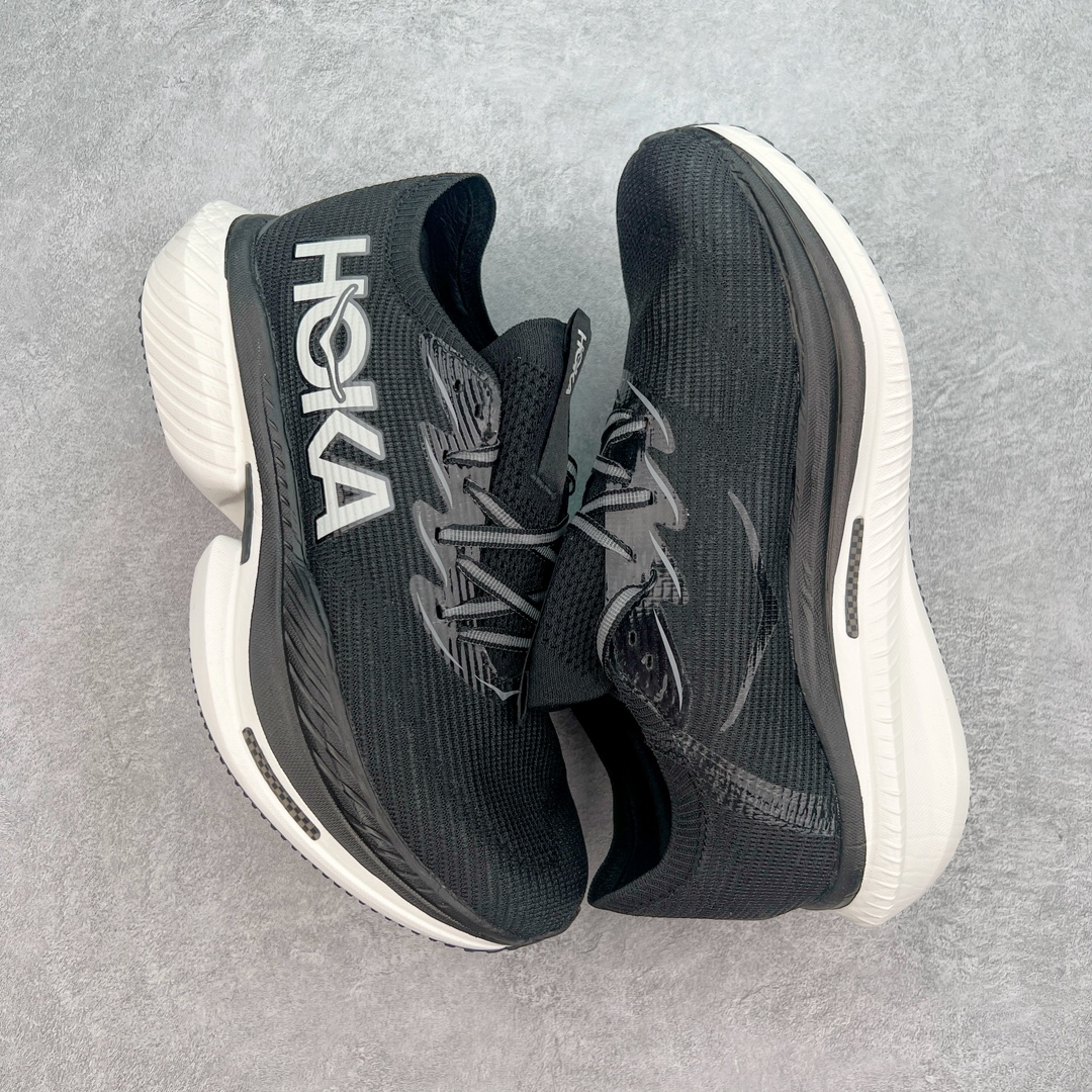 图片[3]-Hoka One One Cielo X 1 Low 天空X1代系列低帮厚底轻量休闲运动慢跑鞋 无论某家鞋厂新品一旦发售，在这之前都会会迎来多方面宣传推荐，近期HOKA推出了一款针对于精英跑者穿着的竞速跑鞋CIELO X1，却反其道而行之发起了跑者劝退挑战。何言劝退？简单来说，就是你没有一定的跑步能力与它适配，不要穿它！HOKA称 CIELO X1 是迄今为止路跑产品矩阵中能量反馈“最”强的新一代竞速跑鞋，以厚底缓震为制鞋核心，致力于助推精英跑者不断超越迈向速度巅峰，HOKA希望跑者能够安全开跑，跑得更稳、更远、更长久。HOKA CIELO X1 的命名来源，Cielo 在西班牙语中意为“天空”，X指的是带有碳纤维板的鞋子，你可以这么理解：这是一款能够带你快到飞起的竞速碳板跑鞋。外观整合HOKA 顶尖碳板技术、中底泡棉科技和几何学，设计符合自然步态的不对称鞋面和鞋底结构，专为精英跑者打造。以工程针织鞋面为基底，炫彩织纹和亮面薄膜更显未来科技感；不对称针织鞋舌设计搭配双空穿带设计的再生聚酯鞋带，可更好包裹双脚，穿脱更能一体化。后跟内侧设置加厚泡棉，整体楦型包覆贴合，不用担心磨脚后跟的问题同时也能更好地强化足跟杯稳定度。中底使用双层超临界PEBA泡棉，脚感更显软弹，内嵌HOKA全新翼状碳纤维板，让跑者在奔跑的同时就像踩在棉花一般柔软但因为强劲碳板的作用又能很快的跳起来，实现高效的动能回收。尺码：36 36.5 37.5 38 38.5 39 40 40.5 41 42 42.5 43 44 44.5 45-选品中心
