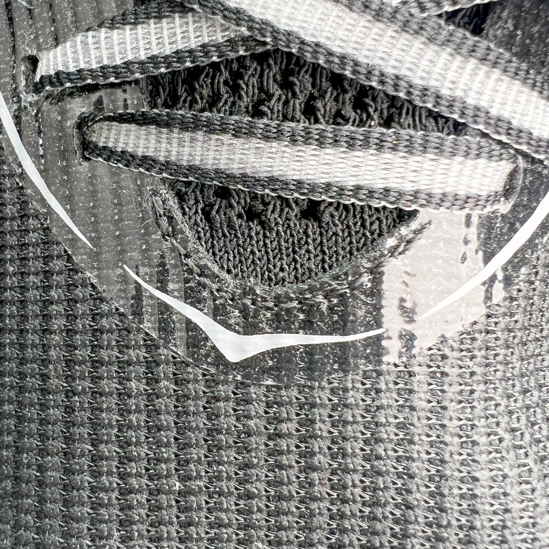 图片[12]-Hoka One One Cielo X 1 Low 天空X1代系列低帮厚底轻量休闲运动慢跑鞋 无论某家鞋厂新品一旦发售，在这之前都会会迎来多方面宣传推荐，近期HOKA推出了一款针对于精英跑者穿着的竞速跑鞋CIELO X1，却反其道而行之发起了跑者劝退挑战。何言劝退？简单来说，就是你没有一定的跑步能力与它适配，不要穿它！HOKA称 CIELO X1 是迄今为止路跑产品矩阵中能量反馈“最”强的新一代竞速跑鞋，以厚底缓震为制鞋核心，致力于助推精英跑者不断超越迈向速度巅峰，HOKA希望跑者能够安全开跑，跑得更稳、更远、更长久。HOKA CIELO X1 的命名来源，Cielo 在西班牙语中意为“天空”，X指的是带有碳纤维板的鞋子，你可以这么理解：这是一款能够带你快到飞起的竞速碳板跑鞋。外观整合HOKA 顶尖碳板技术、中底泡棉科技和几何学，设计符合自然步态的不对称鞋面和鞋底结构，专为精英跑者打造。以工程针织鞋面为基底，炫彩织纹和亮面薄膜更显未来科技感；不对称针织鞋舌设计搭配双空穿带设计的再生聚酯鞋带，可更好包裹双脚，穿脱更能一体化。后跟内侧设置加厚泡棉，整体楦型包覆贴合，不用担心磨脚后跟的问题同时也能更好地强化足跟杯稳定度。中底使用双层超临界PEBA泡棉，脚感更显软弹，内嵌HOKA全新翼状碳纤维板，让跑者在奔跑的同时就像踩在棉花一般柔软但因为强劲碳板的作用又能很快的跳起来，实现高效的动能回收。尺码：36 36.5 37.5 38 38.5 39 40 40.5 41 42 42.5 43 44 44.5 45-选品中心