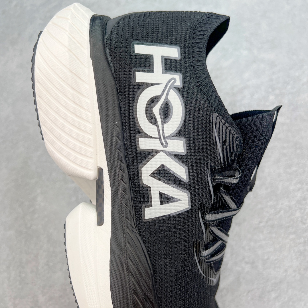 图片[6]-Hoka One One Cielo X 1 Low 天空X1代系列低帮厚底轻量休闲运动慢跑鞋 无论某家鞋厂新品一旦发售，在这之前都会会迎来多方面宣传推荐，近期HOKA推出了一款针对于精英跑者穿着的竞速跑鞋CIELO X1，却反其道而行之发起了跑者劝退挑战。何言劝退？简单来说，就是你没有一定的跑步能力与它适配，不要穿它！HOKA称 CIELO X1 是迄今为止路跑产品矩阵中能量反馈“最”强的新一代竞速跑鞋，以厚底缓震为制鞋核心，致力于助推精英跑者不断超越迈向速度巅峰，HOKA希望跑者能够安全开跑，跑得更稳、更远、更长久。HOKA CIELO X1 的命名来源，Cielo 在西班牙语中意为“天空”，X指的是带有碳纤维板的鞋子，你可以这么理解：这是一款能够带你快到飞起的竞速碳板跑鞋。外观整合HOKA 顶尖碳板技术、中底泡棉科技和几何学，设计符合自然步态的不对称鞋面和鞋底结构，专为精英跑者打造。以工程针织鞋面为基底，炫彩织纹和亮面薄膜更显未来科技感；不对称针织鞋舌设计搭配双空穿带设计的再生聚酯鞋带，可更好包裹双脚，穿脱更能一体化。后跟内侧设置加厚泡棉，整体楦型包覆贴合，不用担心磨脚后跟的问题同时也能更好地强化足跟杯稳定度。中底使用双层超临界PEBA泡棉，脚感更显软弹，内嵌HOKA全新翼状碳纤维板，让跑者在奔跑的同时就像踩在棉花一般柔软但因为强劲碳板的作用又能很快的跳起来，实现高效的动能回收。尺码：36 36.5 37.5 38 38.5 39 40 40.5 41 42 42.5 43 44 44.5 45-选品中心