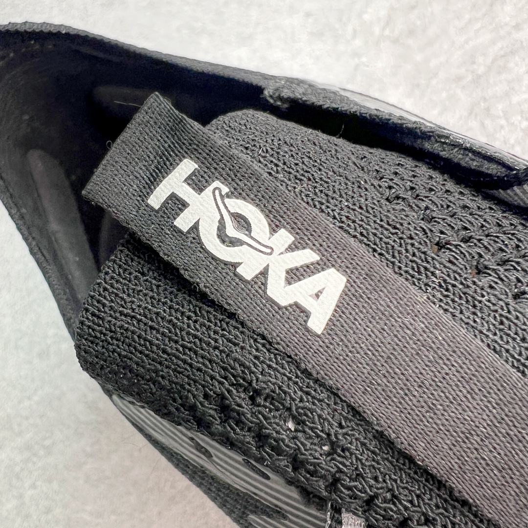 图片[11]-Hoka One One Cielo X 1 Low 天空X1代系列低帮厚底轻量休闲运动慢跑鞋 无论某家鞋厂新品一旦发售，在这之前都会会迎来多方面宣传推荐，近期HOKA推出了一款针对于精英跑者穿着的竞速跑鞋CIELO X1，却反其道而行之发起了跑者劝退挑战。何言劝退？简单来说，就是你没有一定的跑步能力与它适配，不要穿它！HOKA称 CIELO X1 是迄今为止路跑产品矩阵中能量反馈“最”强的新一代竞速跑鞋，以厚底缓震为制鞋核心，致力于助推精英跑者不断超越迈向速度巅峰，HOKA希望跑者能够安全开跑，跑得更稳、更远、更长久。HOKA CIELO X1 的命名来源，Cielo 在西班牙语中意为“天空”，X指的是带有碳纤维板的鞋子，你可以这么理解：这是一款能够带你快到飞起的竞速碳板跑鞋。外观整合HOKA 顶尖碳板技术、中底泡棉科技和几何学，设计符合自然步态的不对称鞋面和鞋底结构，专为精英跑者打造。以工程针织鞋面为基底，炫彩织纹和亮面薄膜更显未来科技感；不对称针织鞋舌设计搭配双空穿带设计的再生聚酯鞋带，可更好包裹双脚，穿脱更能一体化。后跟内侧设置加厚泡棉，整体楦型包覆贴合，不用担心磨脚后跟的问题同时也能更好地强化足跟杯稳定度。中底使用双层超临界PEBA泡棉，脚感更显软弹，内嵌HOKA全新翼状碳纤维板，让跑者在奔跑的同时就像踩在棉花一般柔软但因为强劲碳板的作用又能很快的跳起来，实现高效的动能回收。尺码：36 36.5 37.5 38 38.5 39 40 40.5 41 42 42.5 43 44 44.5 45-选品中心