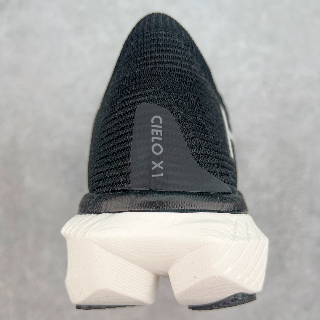 图片[8]-Hoka One One Cielo X 1 Low 天空X1代系列低帮厚底轻量休闲运动慢跑鞋 无论某家鞋厂新品一旦发售，在这之前都会会迎来多方面宣传推荐，近期HOKA推出了一款针对于精英跑者穿着的竞速跑鞋CIELO X1，却反其道而行之发起了跑者劝退挑战。何言劝退？简单来说，就是你没有一定的跑步能力与它适配，不要穿它！HOKA称 CIELO X1 是迄今为止路跑产品矩阵中能量反馈“最”强的新一代竞速跑鞋，以厚底缓震为制鞋核心，致力于助推精英跑者不断超越迈向速度巅峰，HOKA希望跑者能够安全开跑，跑得更稳、更远、更长久。HOKA CIELO X1 的命名来源，Cielo 在西班牙语中意为“天空”，X指的是带有碳纤维板的鞋子，你可以这么理解：这是一款能够带你快到飞起的竞速碳板跑鞋。外观整合HOKA 顶尖碳板技术、中底泡棉科技和几何学，设计符合自然步态的不对称鞋面和鞋底结构，专为精英跑者打造。以工程针织鞋面为基底，炫彩织纹和亮面薄膜更显未来科技感；不对称针织鞋舌设计搭配双空穿带设计的再生聚酯鞋带，可更好包裹双脚，穿脱更能一体化。后跟内侧设置加厚泡棉，整体楦型包覆贴合，不用担心磨脚后跟的问题同时也能更好地强化足跟杯稳定度。中底使用双层超临界PEBA泡棉，脚感更显软弹，内嵌HOKA全新翼状碳纤维板，让跑者在奔跑的同时就像踩在棉花一般柔软但因为强劲碳板的作用又能很快的跳起来，实现高效的动能回收。尺码：36 36.5 37.5 38 38.5 39 40 40.5 41 42 42.5 43 44 44.5 45-选品中心
