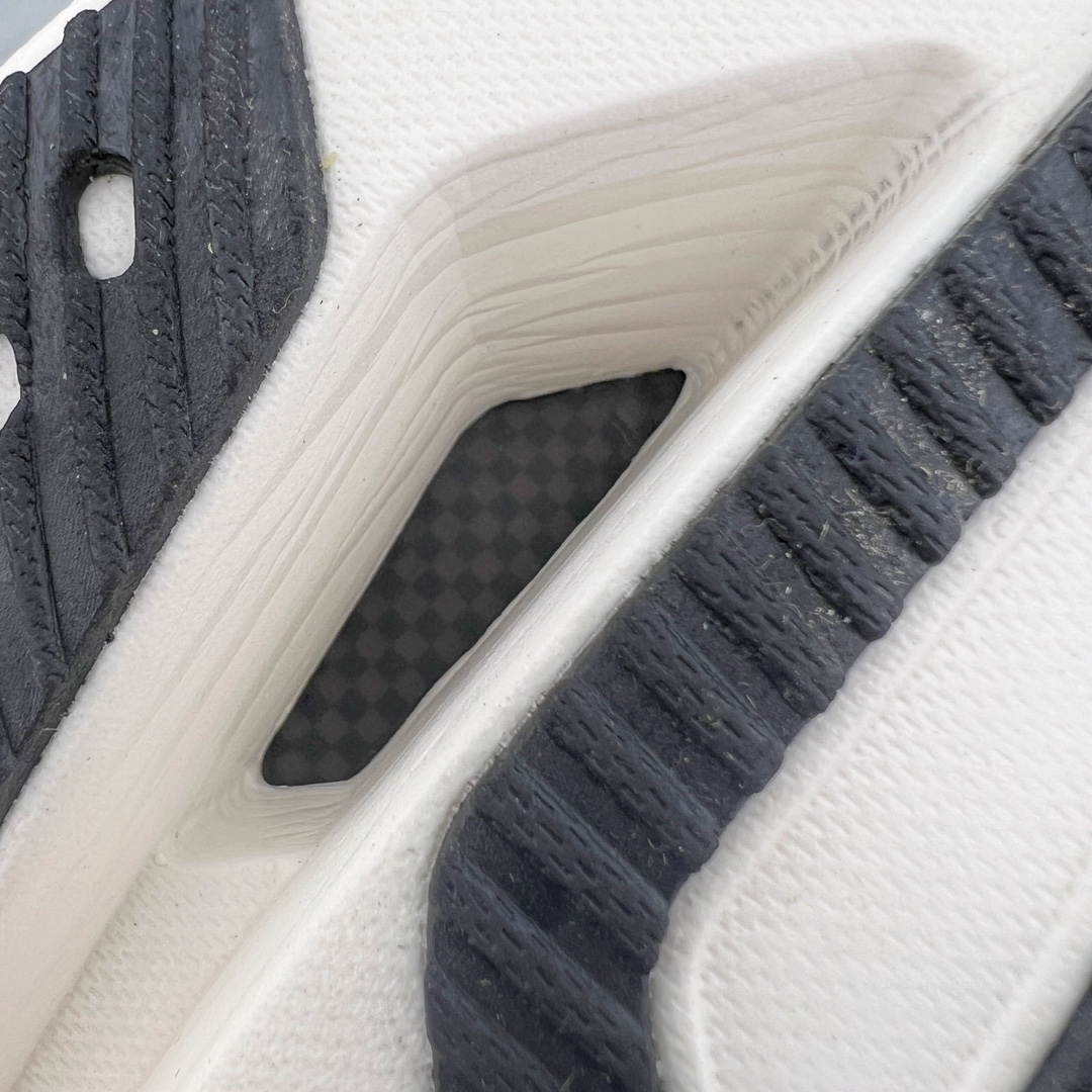 图片[15]-Hoka One One Cielo X 1 Low 天空X1代系列低帮厚底轻量休闲运动慢跑鞋 无论某家鞋厂新品一旦发售，在这之前都会会迎来多方面宣传推荐，近期HOKA推出了一款针对于精英跑者穿着的竞速跑鞋CIELO X1，却反其道而行之发起了跑者劝退挑战。何言劝退？简单来说，就是你没有一定的跑步能力与它适配，不要穿它！HOKA称 CIELO X1 是迄今为止路跑产品矩阵中能量反馈“最”强的新一代竞速跑鞋，以厚底缓震为制鞋核心，致力于助推精英跑者不断超越迈向速度巅峰，HOKA希望跑者能够安全开跑，跑得更稳、更远、更长久。HOKA CIELO X1 的命名来源，Cielo 在西班牙语中意为“天空”，X指的是带有碳纤维板的鞋子，你可以这么理解：这是一款能够带你快到飞起的竞速碳板跑鞋。外观整合HOKA 顶尖碳板技术、中底泡棉科技和几何学，设计符合自然步态的不对称鞋面和鞋底结构，专为精英跑者打造。以工程针织鞋面为基底，炫彩织纹和亮面薄膜更显未来科技感；不对称针织鞋舌设计搭配双空穿带设计的再生聚酯鞋带，可更好包裹双脚，穿脱更能一体化。后跟内侧设置加厚泡棉，整体楦型包覆贴合，不用担心磨脚后跟的问题同时也能更好地强化足跟杯稳定度。中底使用双层超临界PEBA泡棉，脚感更显软弹，内嵌HOKA全新翼状碳纤维板，让跑者在奔跑的同时就像踩在棉花一般柔软但因为强劲碳板的作用又能很快的跳起来，实现高效的动能回收。尺码：36 36.5 37.5 38 38.5 39 40 40.5 41 42 42.5 43 44 44.5 45-选品中心