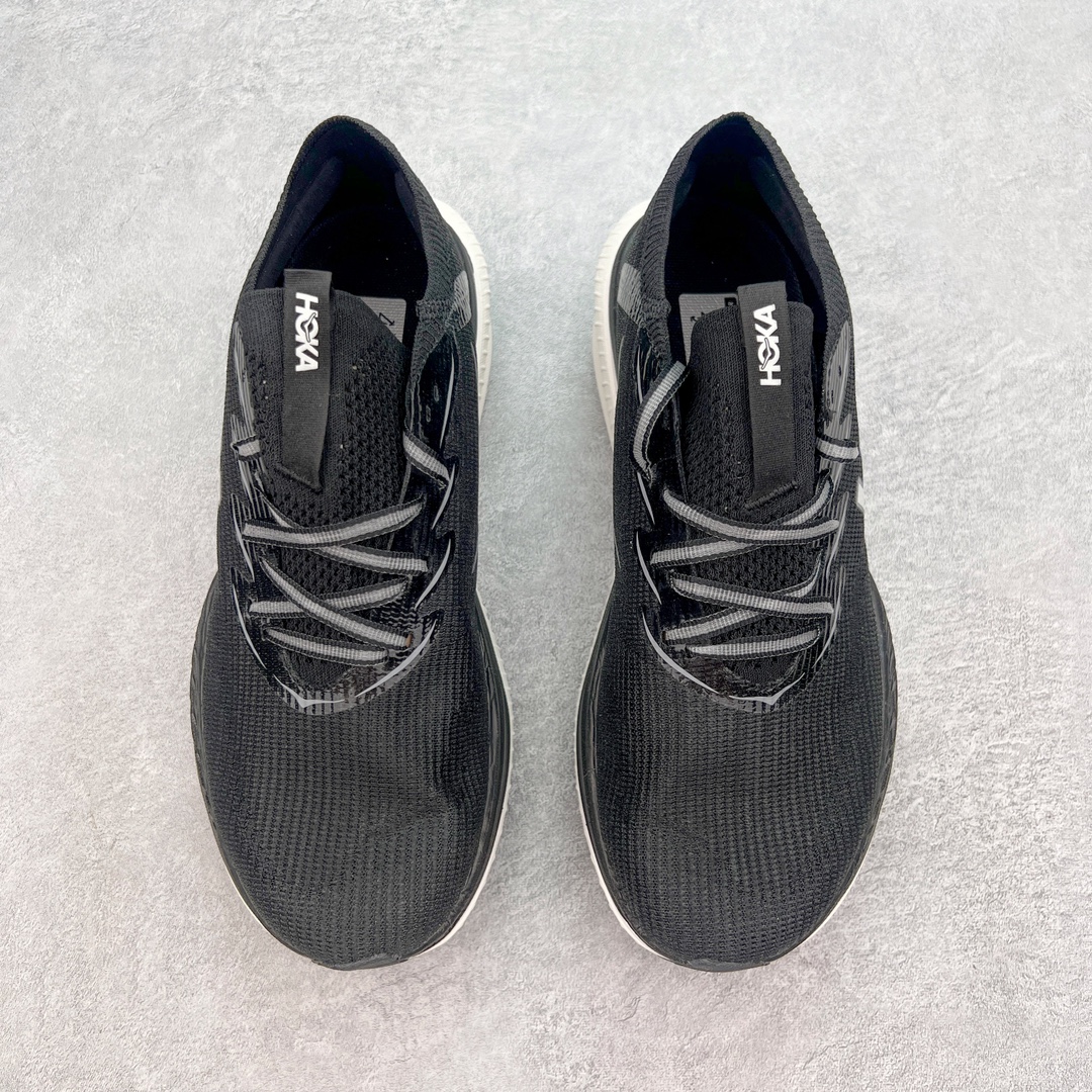 图片[2]-Hoka One One Cielo X 1 Low 天空X1代系列低帮厚底轻量休闲运动慢跑鞋 无论某家鞋厂新品一旦发售，在这之前都会会迎来多方面宣传推荐，近期HOKA推出了一款针对于精英跑者穿着的竞速跑鞋CIELO X1，却反其道而行之发起了跑者劝退挑战。何言劝退？简单来说，就是你没有一定的跑步能力与它适配，不要穿它！HOKA称 CIELO X1 是迄今为止路跑产品矩阵中能量反馈“最”强的新一代竞速跑鞋，以厚底缓震为制鞋核心，致力于助推精英跑者不断超越迈向速度巅峰，HOKA希望跑者能够安全开跑，跑得更稳、更远、更长久。HOKA CIELO X1 的命名来源，Cielo 在西班牙语中意为“天空”，X指的是带有碳纤维板的鞋子，你可以这么理解：这是一款能够带你快到飞起的竞速碳板跑鞋。外观整合HOKA 顶尖碳板技术、中底泡棉科技和几何学，设计符合自然步态的不对称鞋面和鞋底结构，专为精英跑者打造。以工程针织鞋面为基底，炫彩织纹和亮面薄膜更显未来科技感；不对称针织鞋舌设计搭配双空穿带设计的再生聚酯鞋带，可更好包裹双脚，穿脱更能一体化。后跟内侧设置加厚泡棉，整体楦型包覆贴合，不用担心磨脚后跟的问题同时也能更好地强化足跟杯稳定度。中底使用双层超临界PEBA泡棉，脚感更显软弹，内嵌HOKA全新翼状碳纤维板，让跑者在奔跑的同时就像踩在棉花一般柔软但因为强劲碳板的作用又能很快的跳起来，实现高效的动能回收。尺码：36 36.5 37.5 38 38.5 39 40 40.5 41 42 42.5 43 44 44.5 45-选品中心